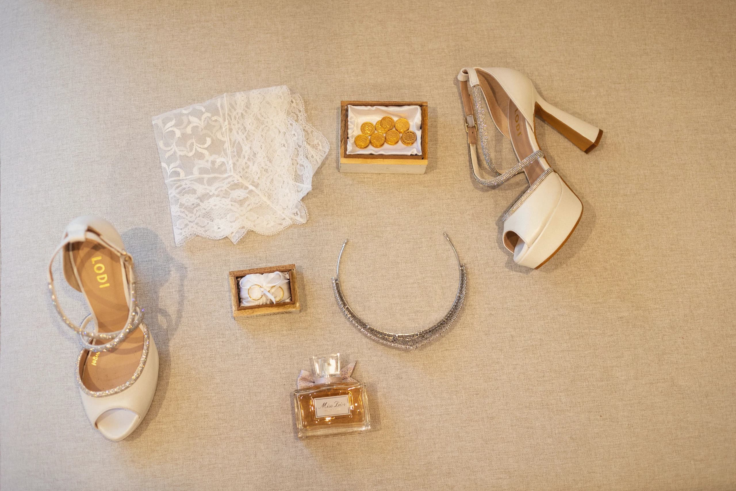 Los zapatos, la peineta y el perfume de la novia, ordenados sobre la mesa