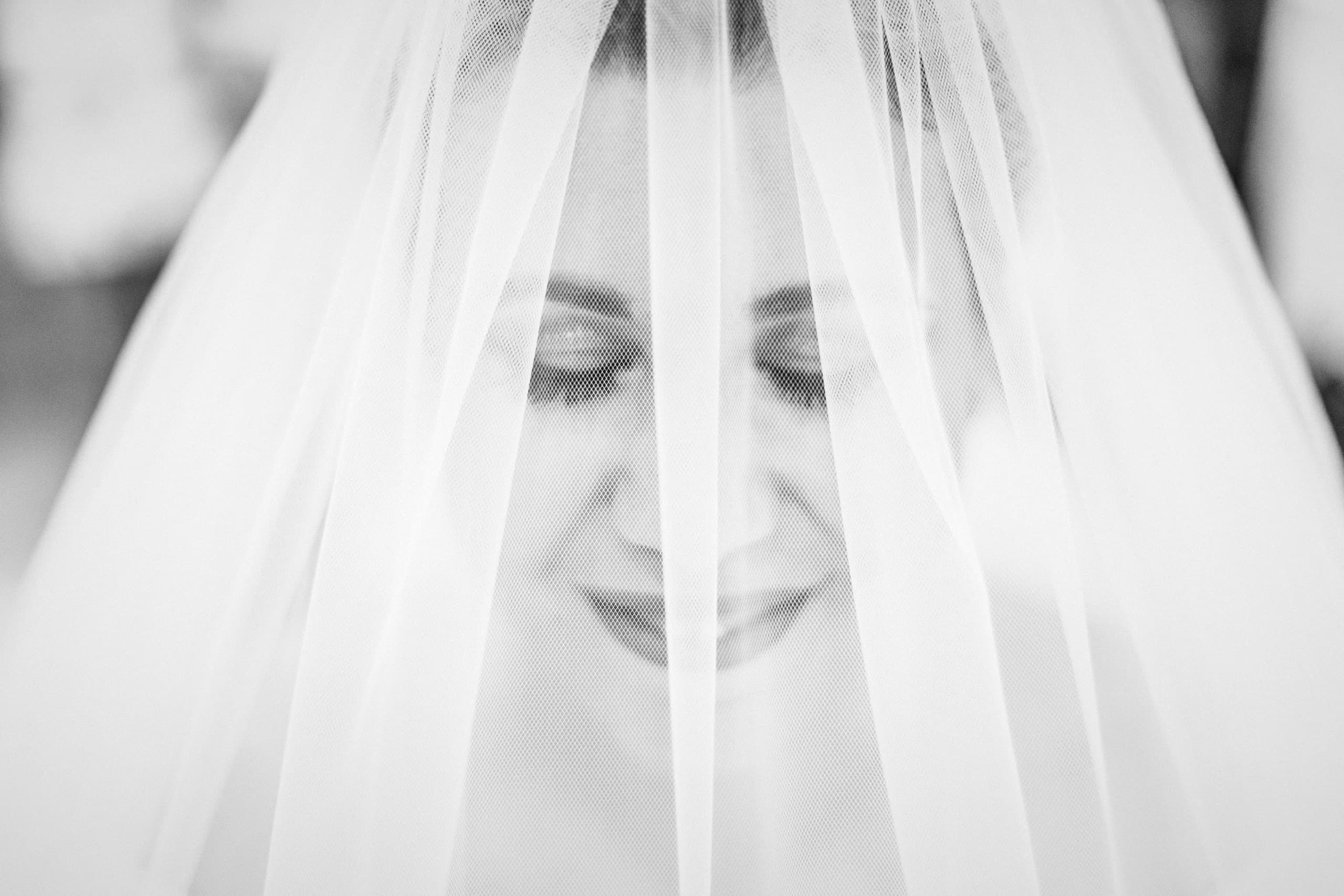 La cara de la novia a través del velo, en blanco y negro