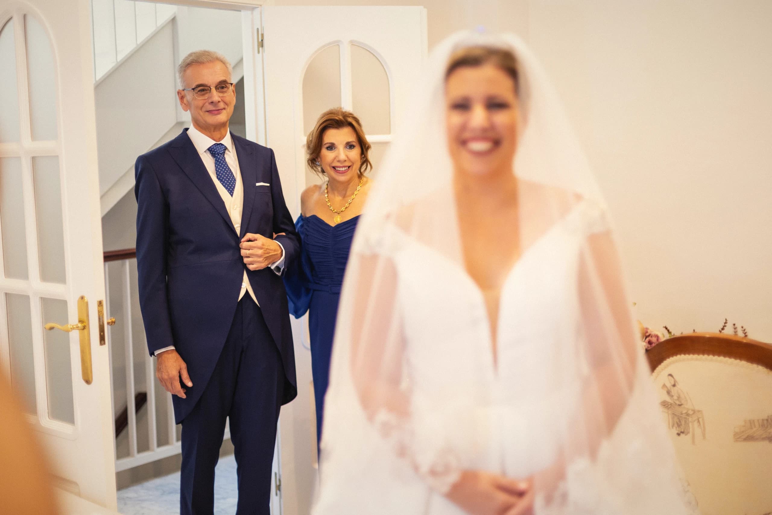 La novia saliendo de casa del brazo de su padre