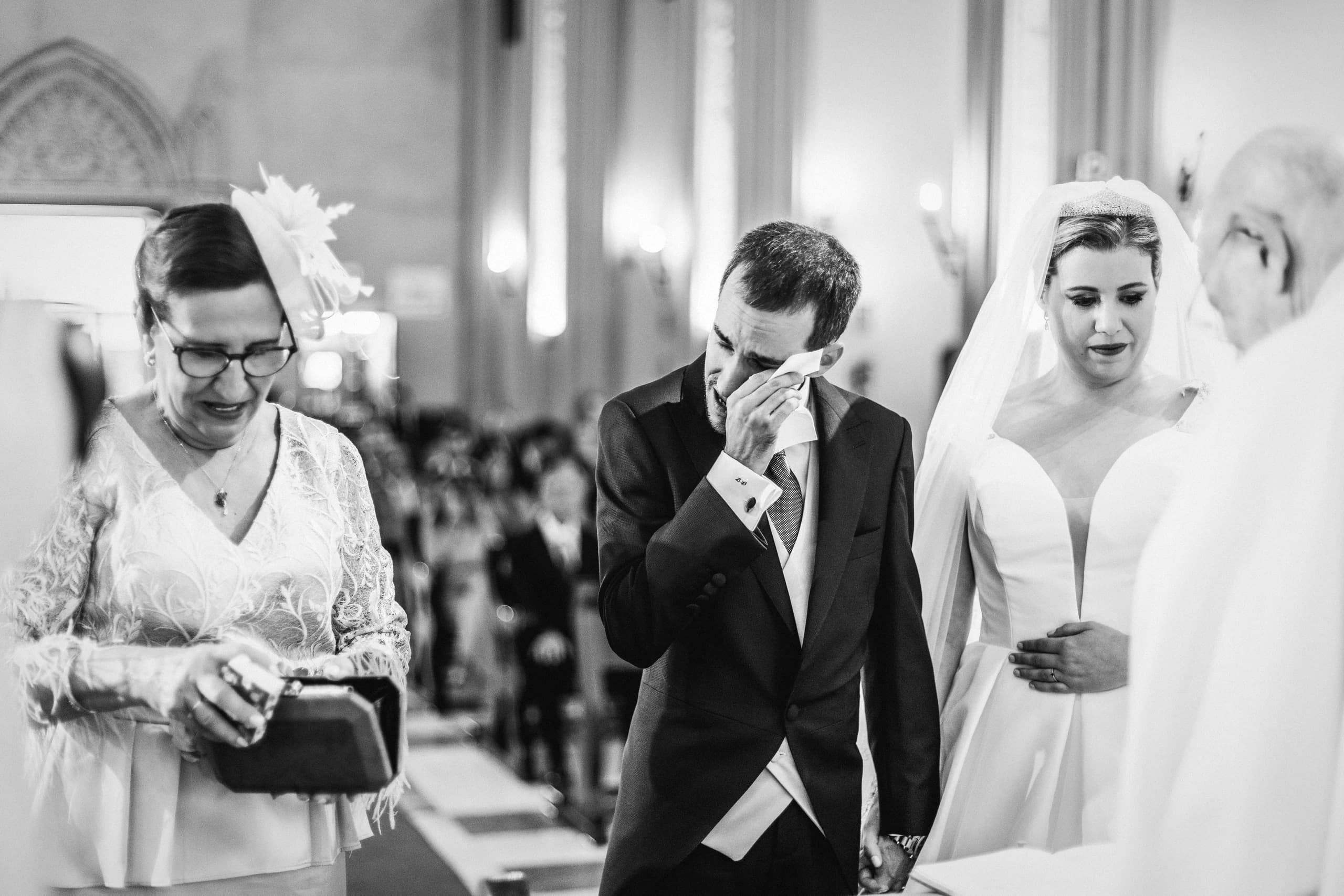 El novio emocionado al verla entrar en la iglesia, en blanco y negro