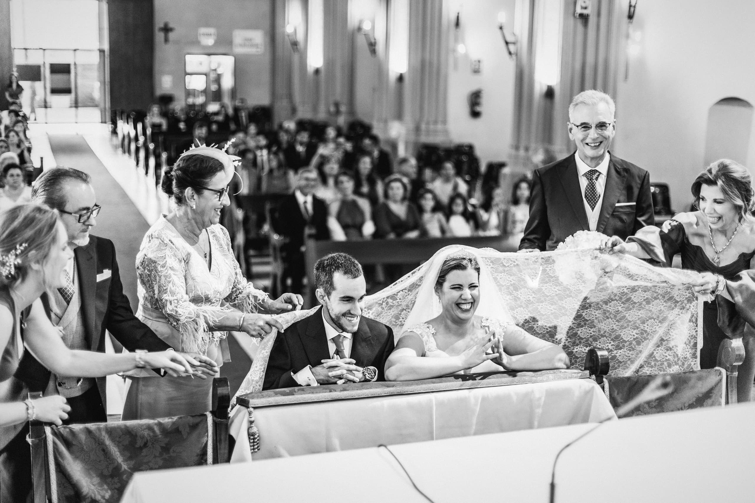 La firma de los novios durante la ceremonia, en blanco y negro