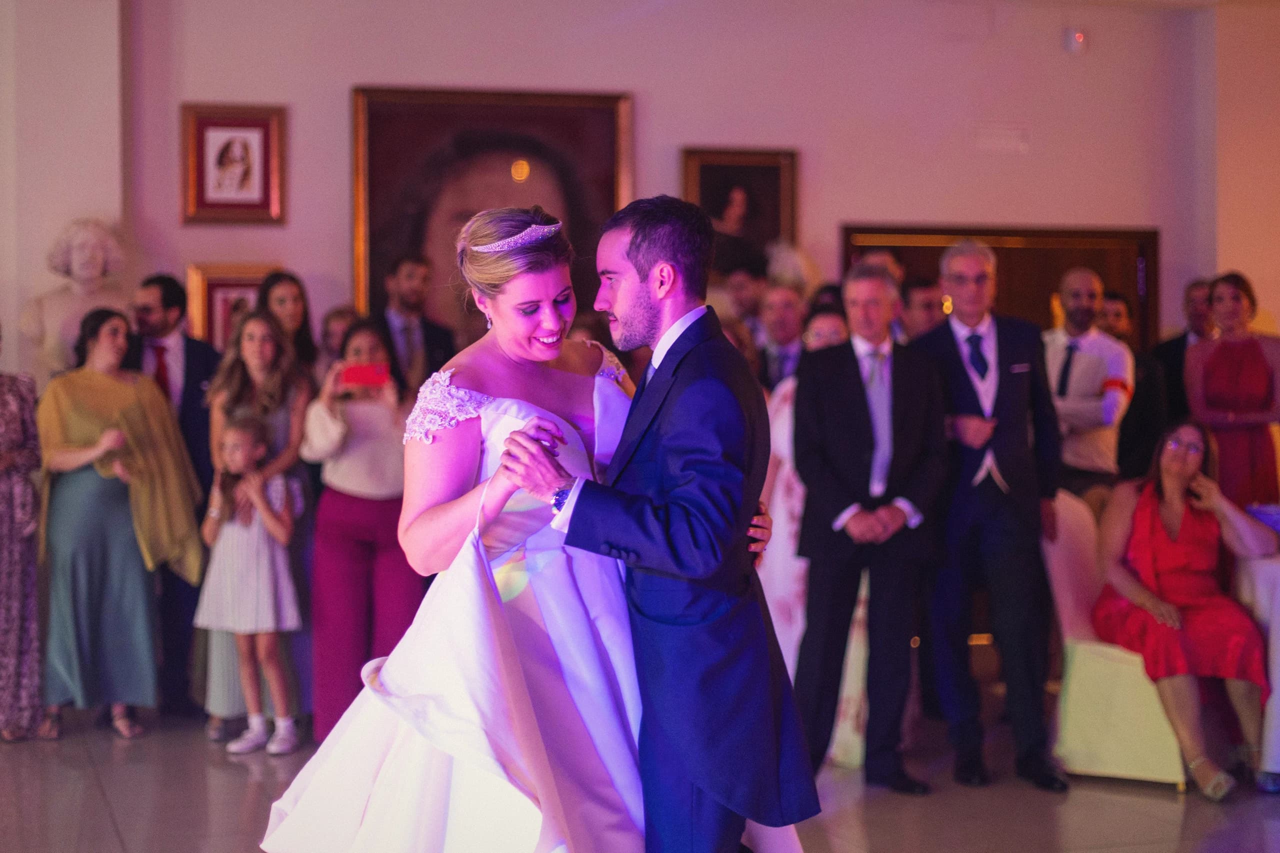 El primer baile rodeado de invitados