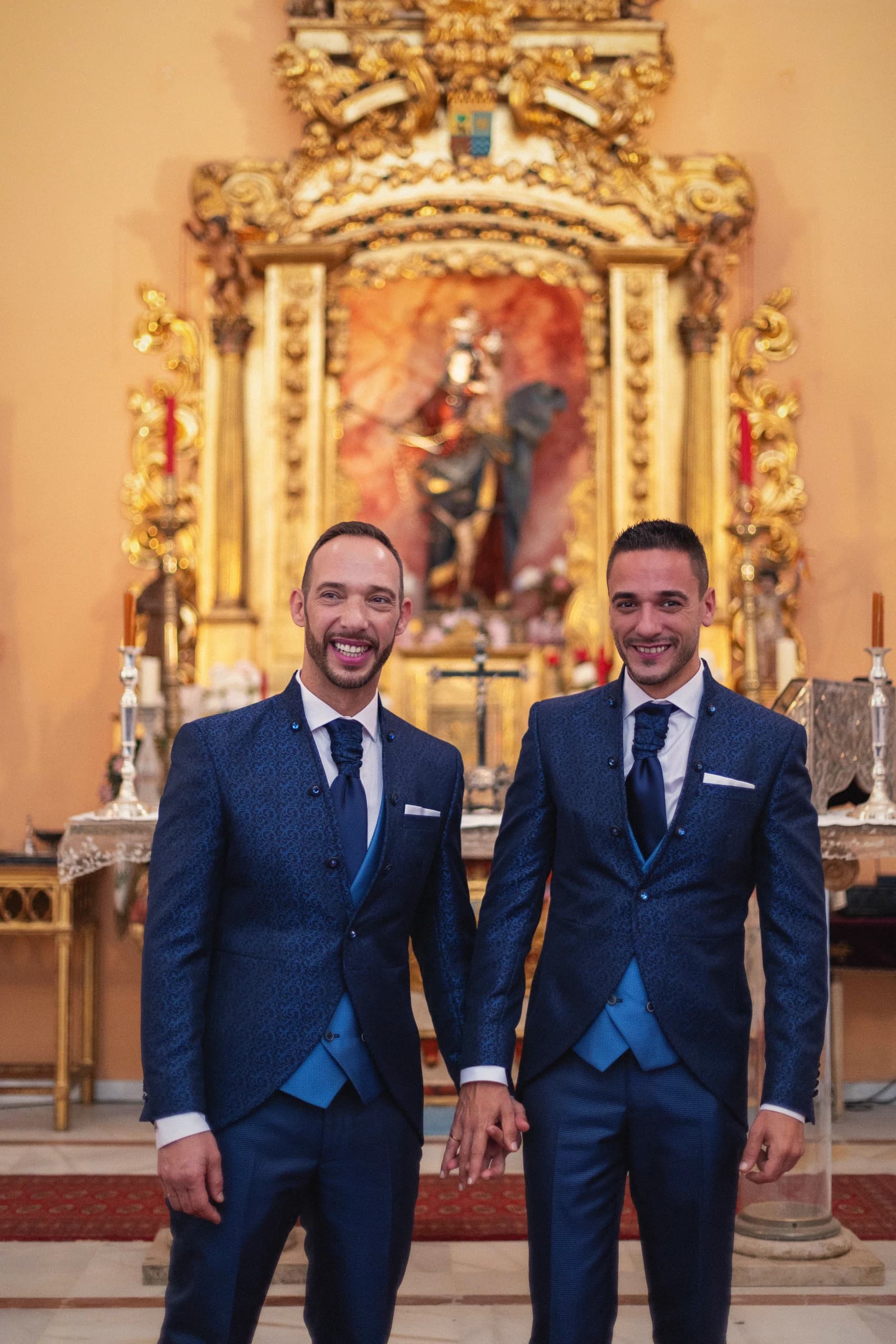 Los novios en la capilla de la hacienda, ante el retablo