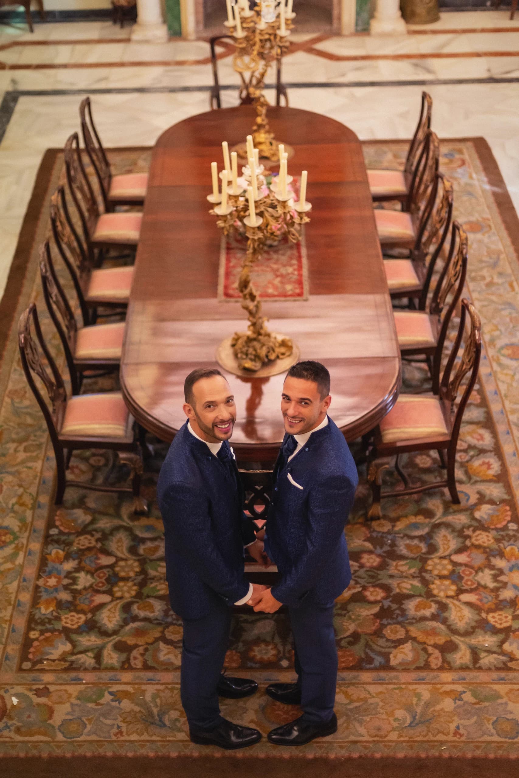 Los novios vistos desde arriba en la gran mesa del comedor