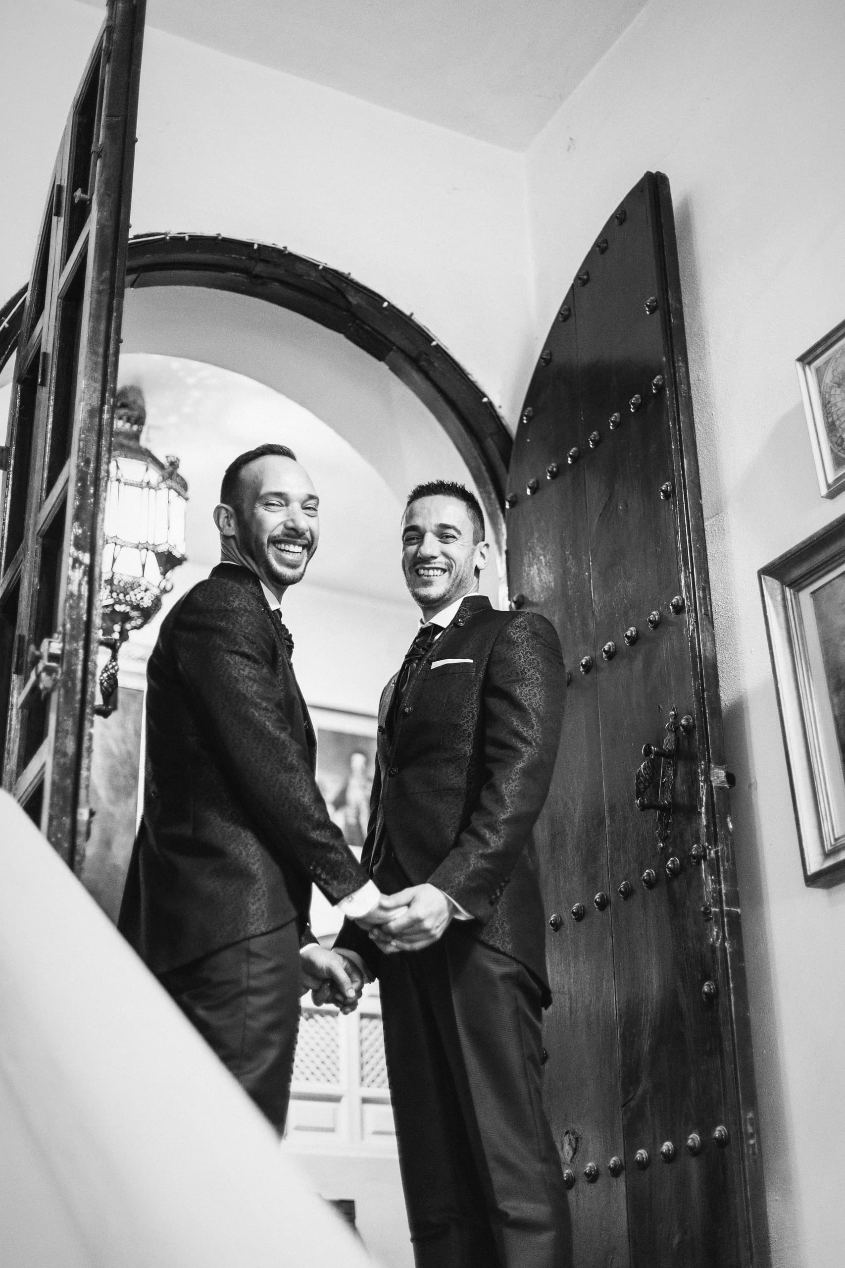Los novios en la puerta de madera, en blanco y negro