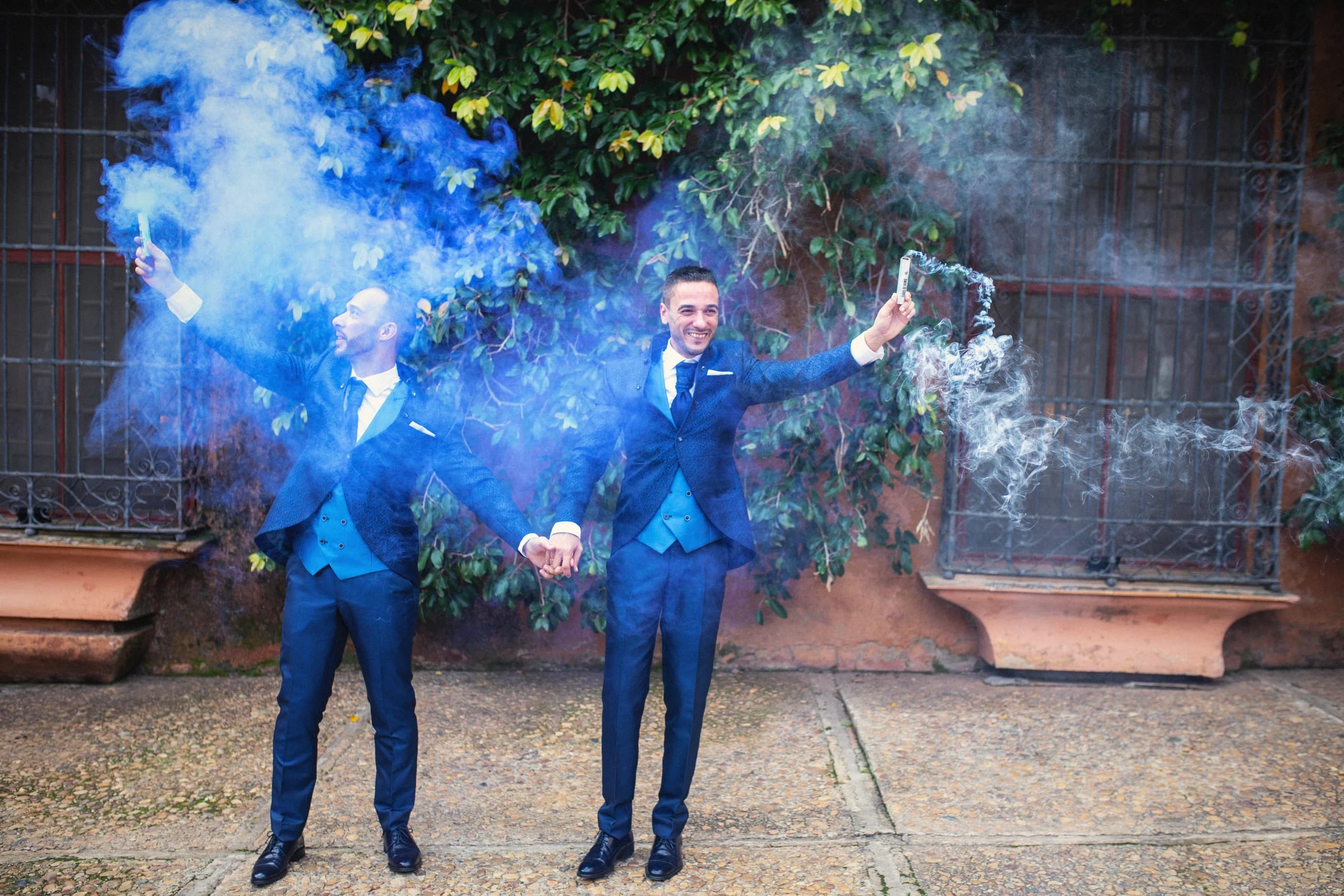 Humo azul entre la hiedra del patio