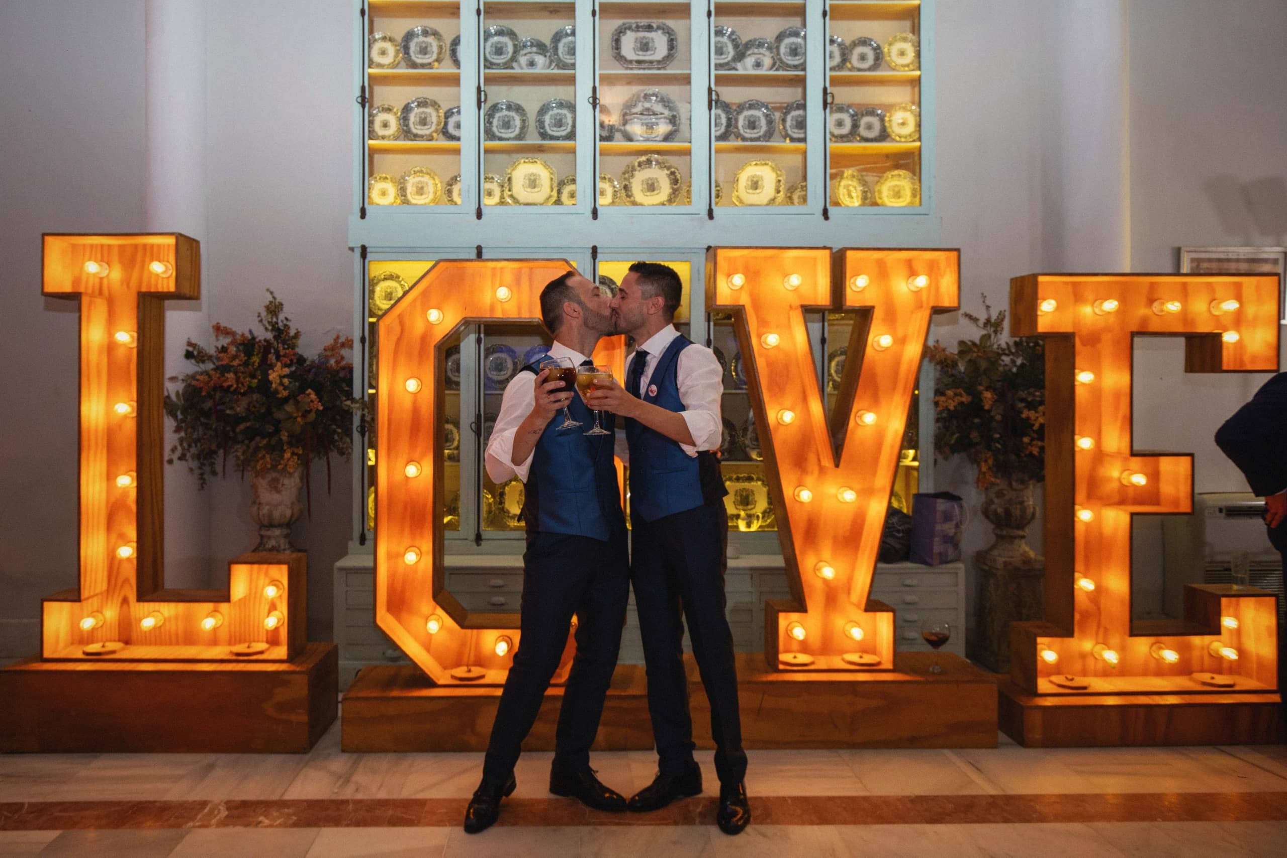Beso ante las letras luminosas de LOVE