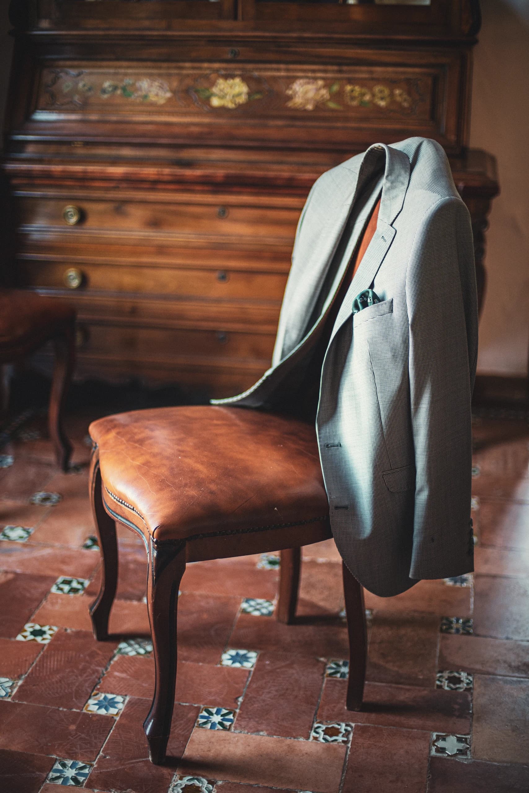 La chaqueta del novio sobre la silla de cuero