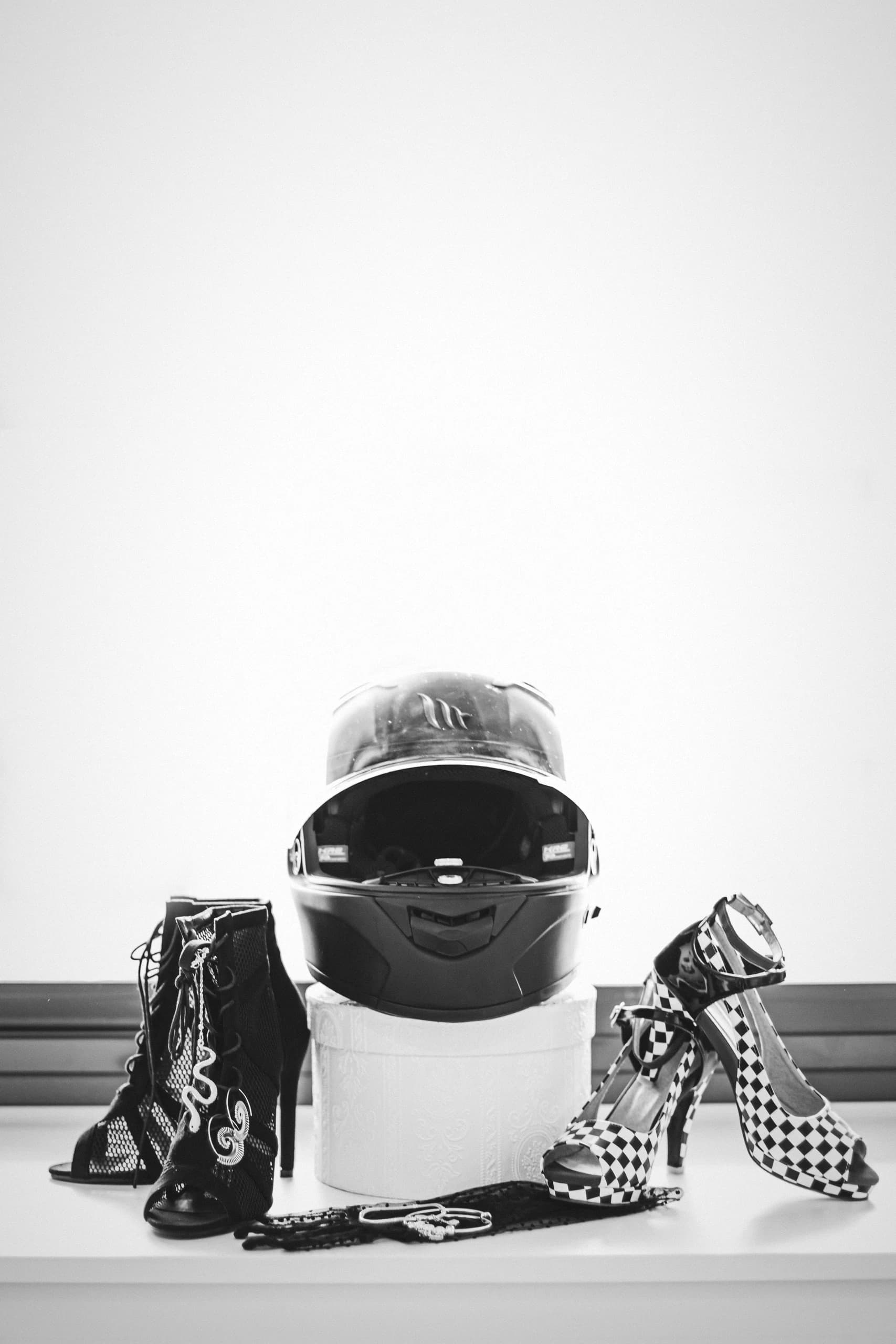 El casco de moto y los zapatos de la novia