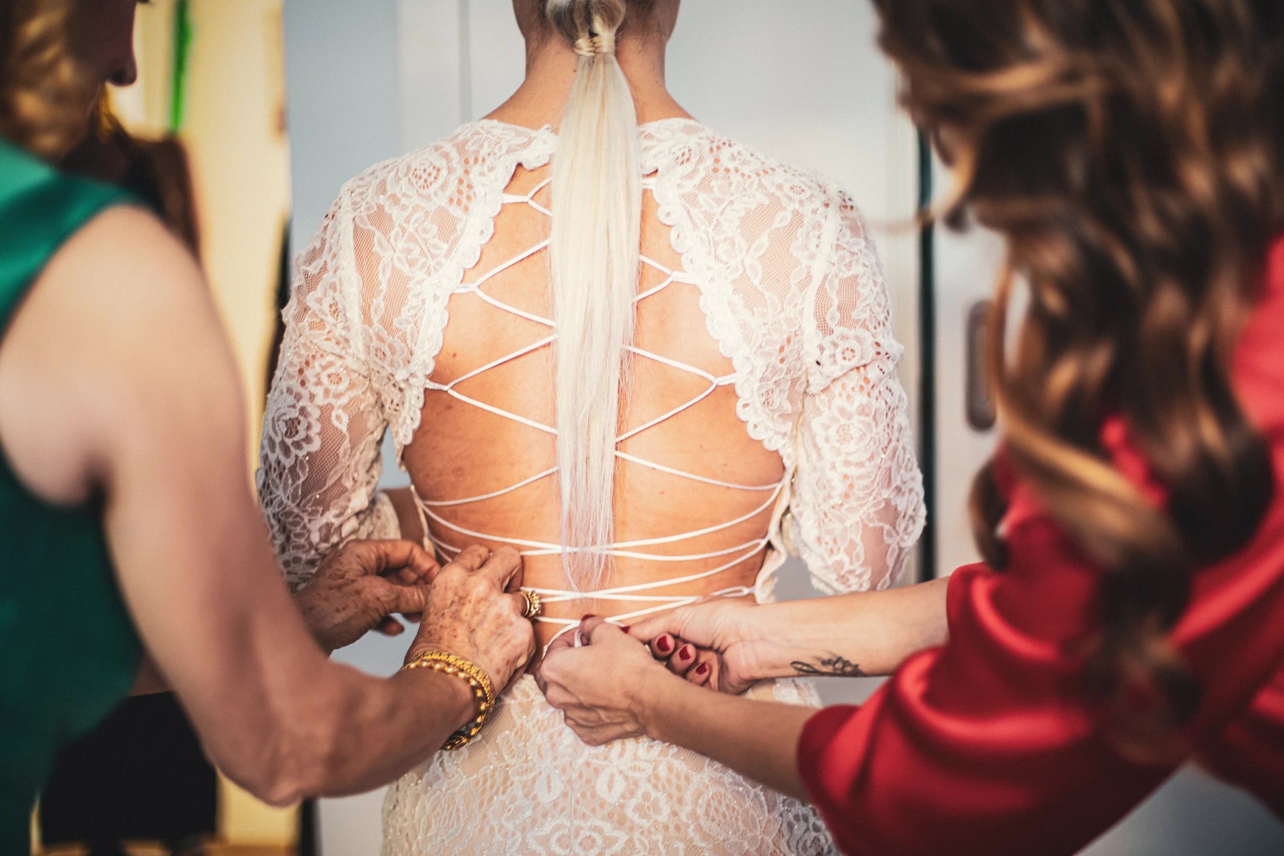Atando el corsé del vestido de encaje