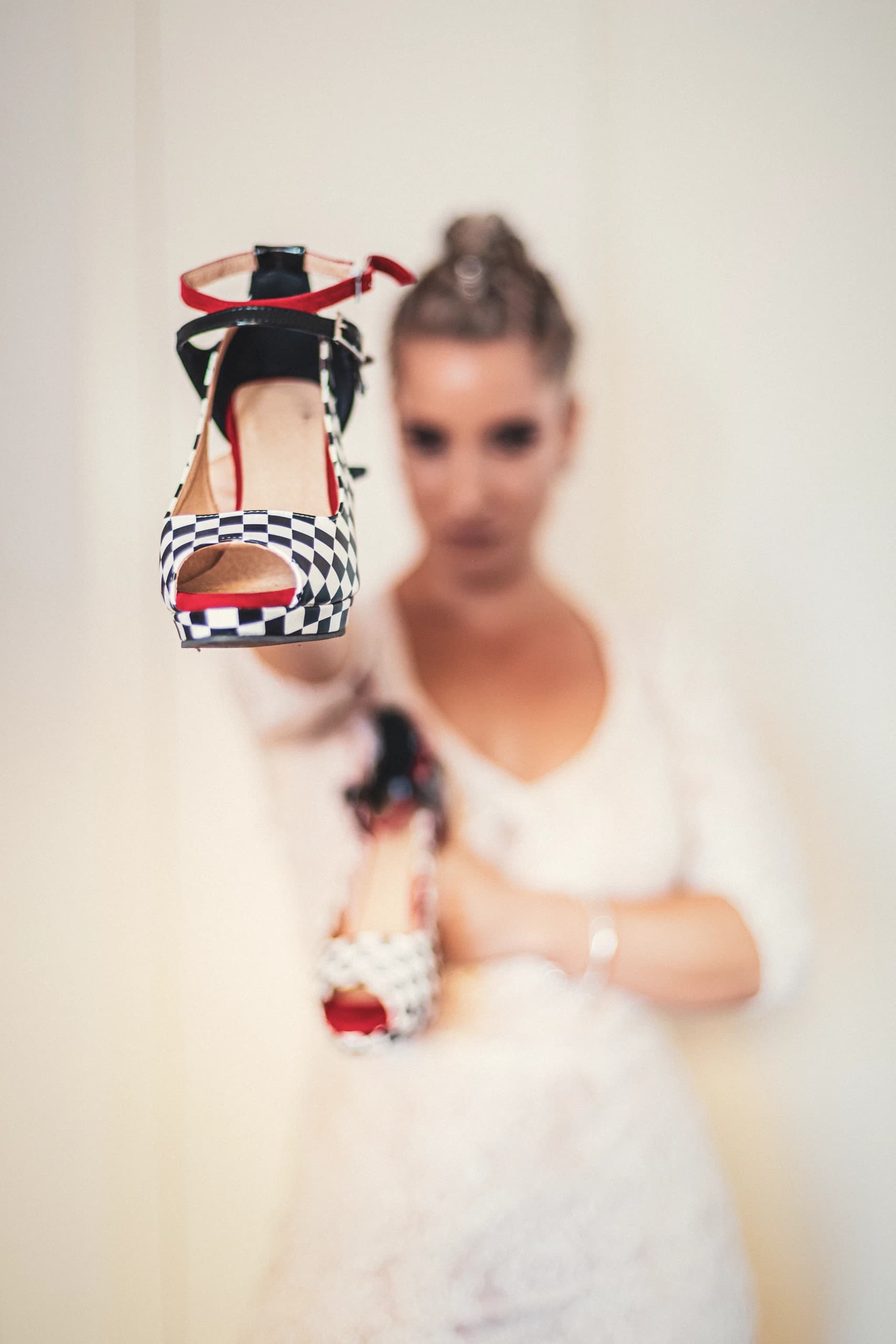 La novia con su zapato de cuadros en la mano