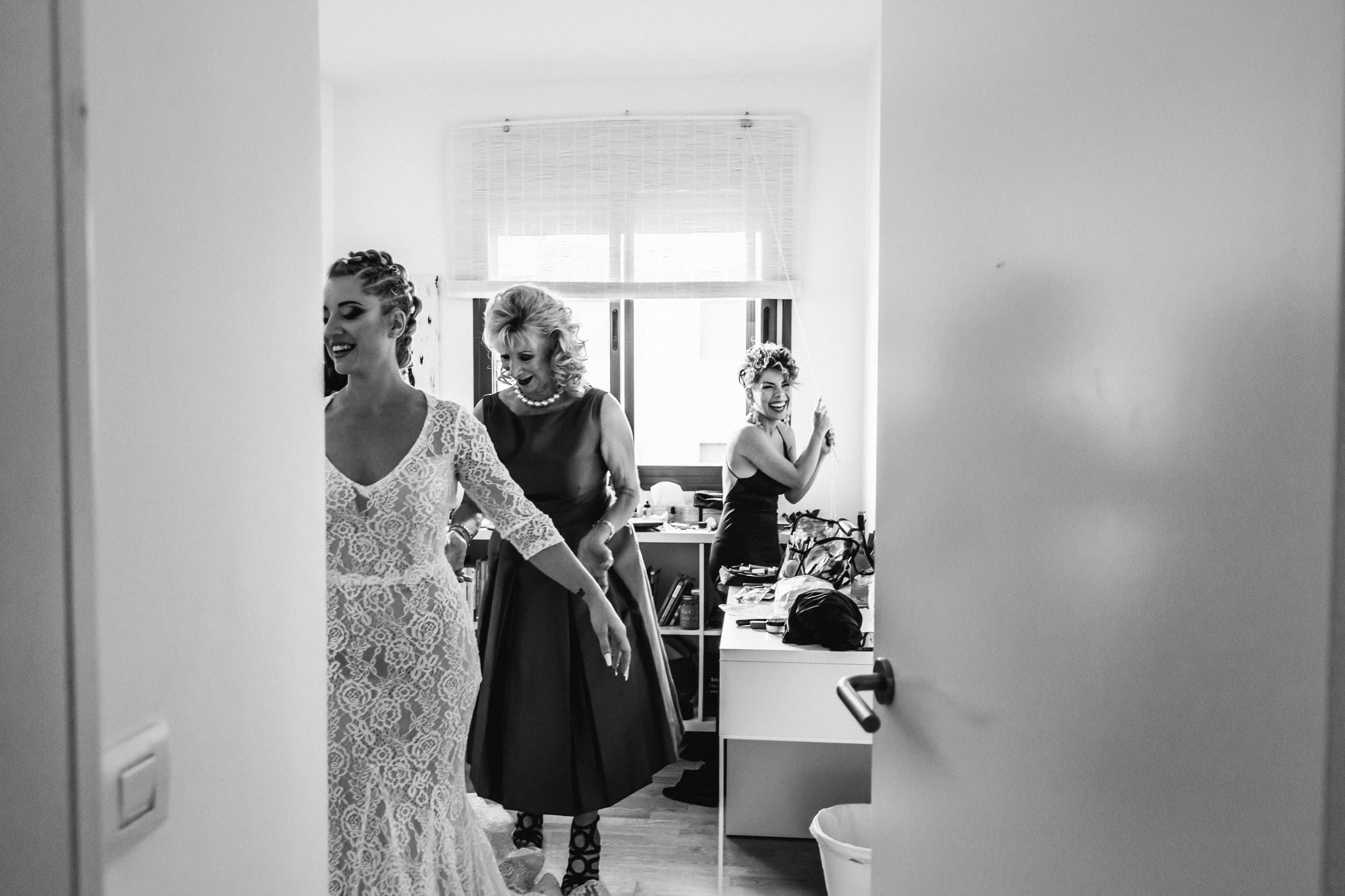 La novia con su madre antes de salir, en blanco y negro