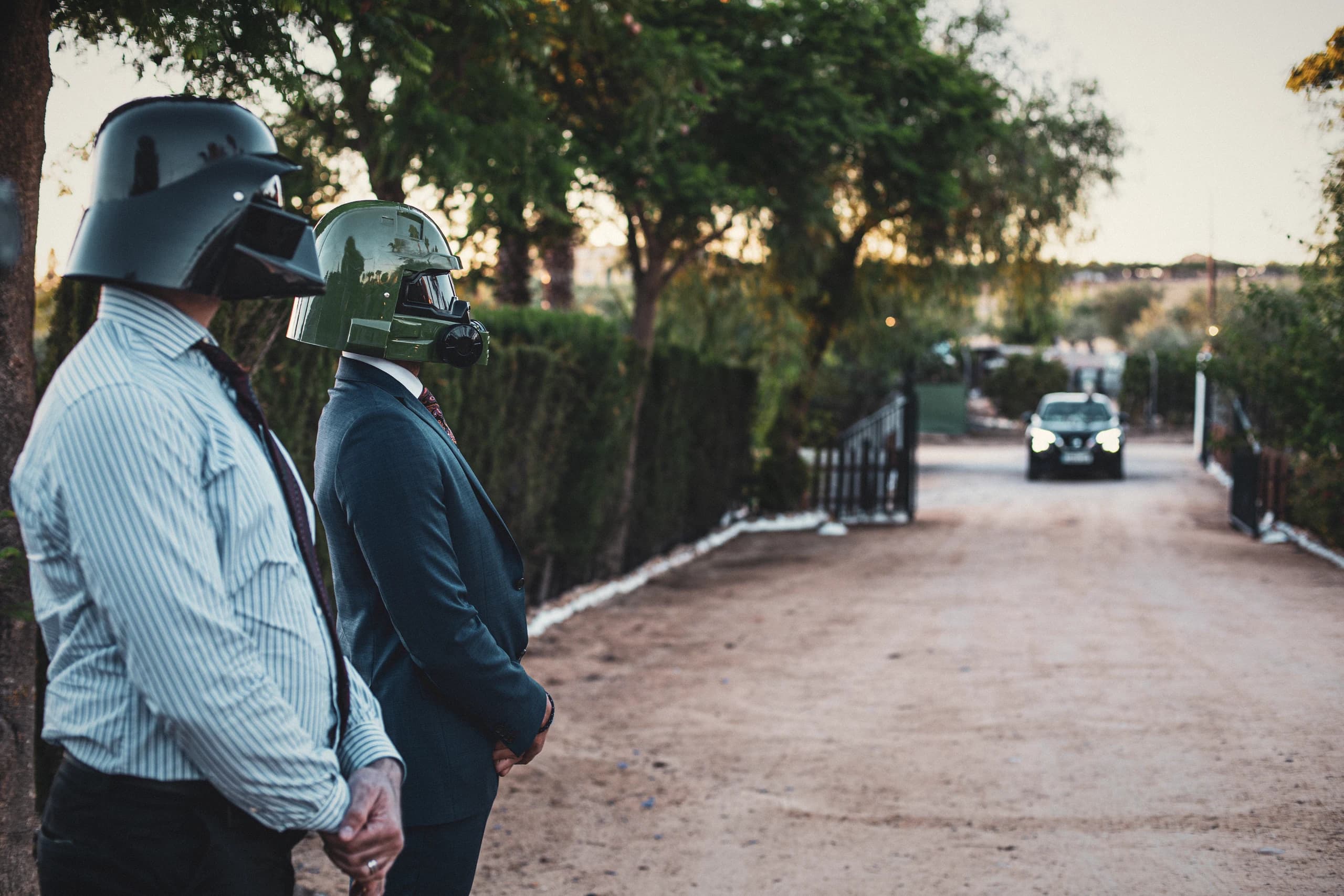 Dos invitados con cascos junto al camino