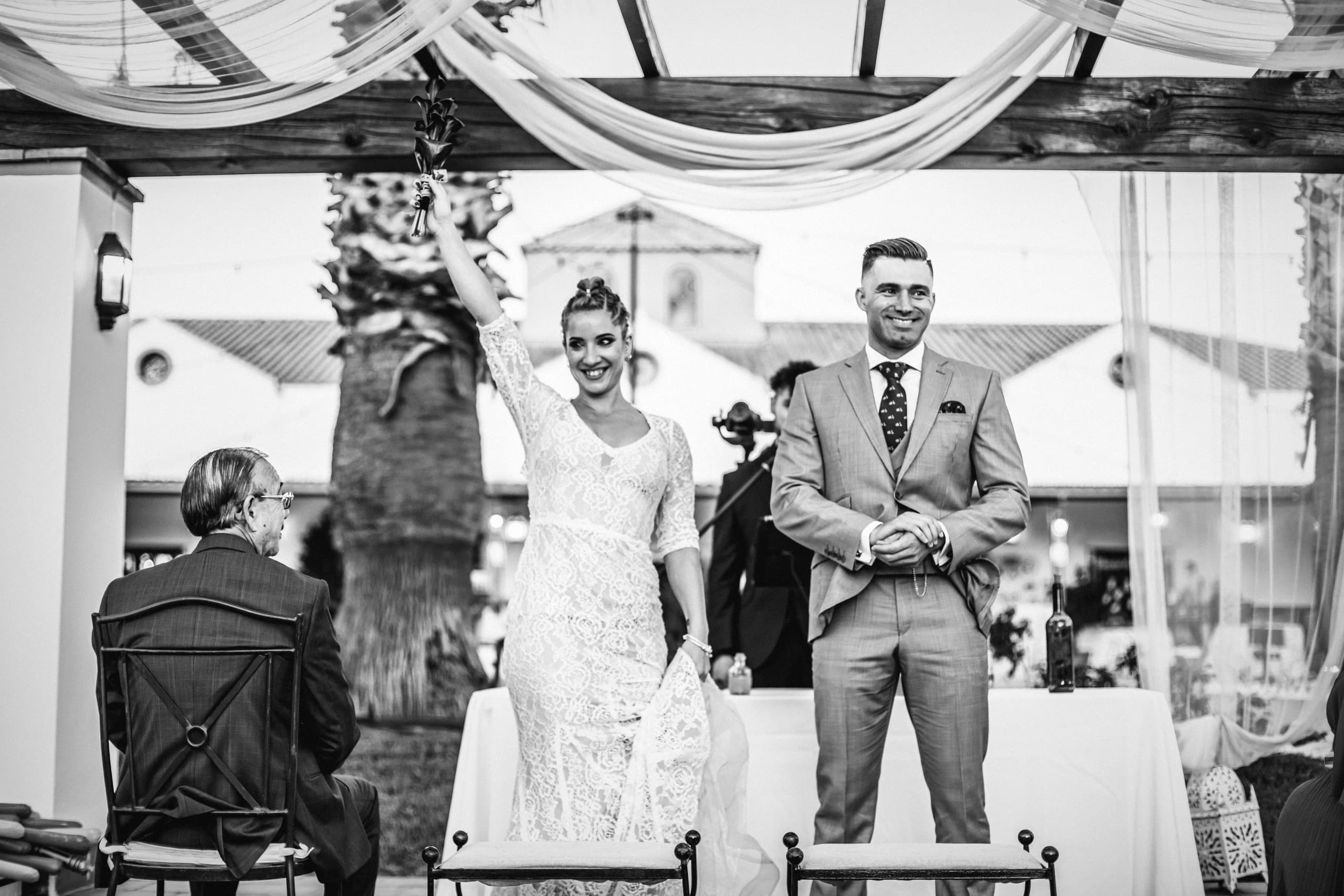 Los novios en la ceremonia con los invitados, en blanco y negro