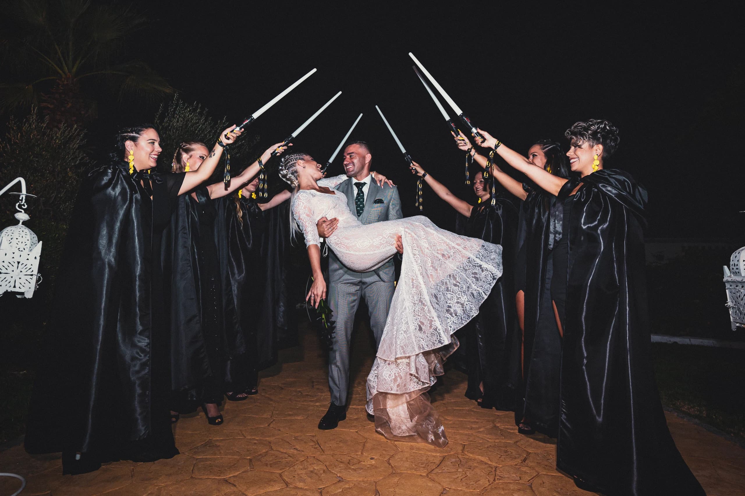 Los novios bajo las espadas de luz