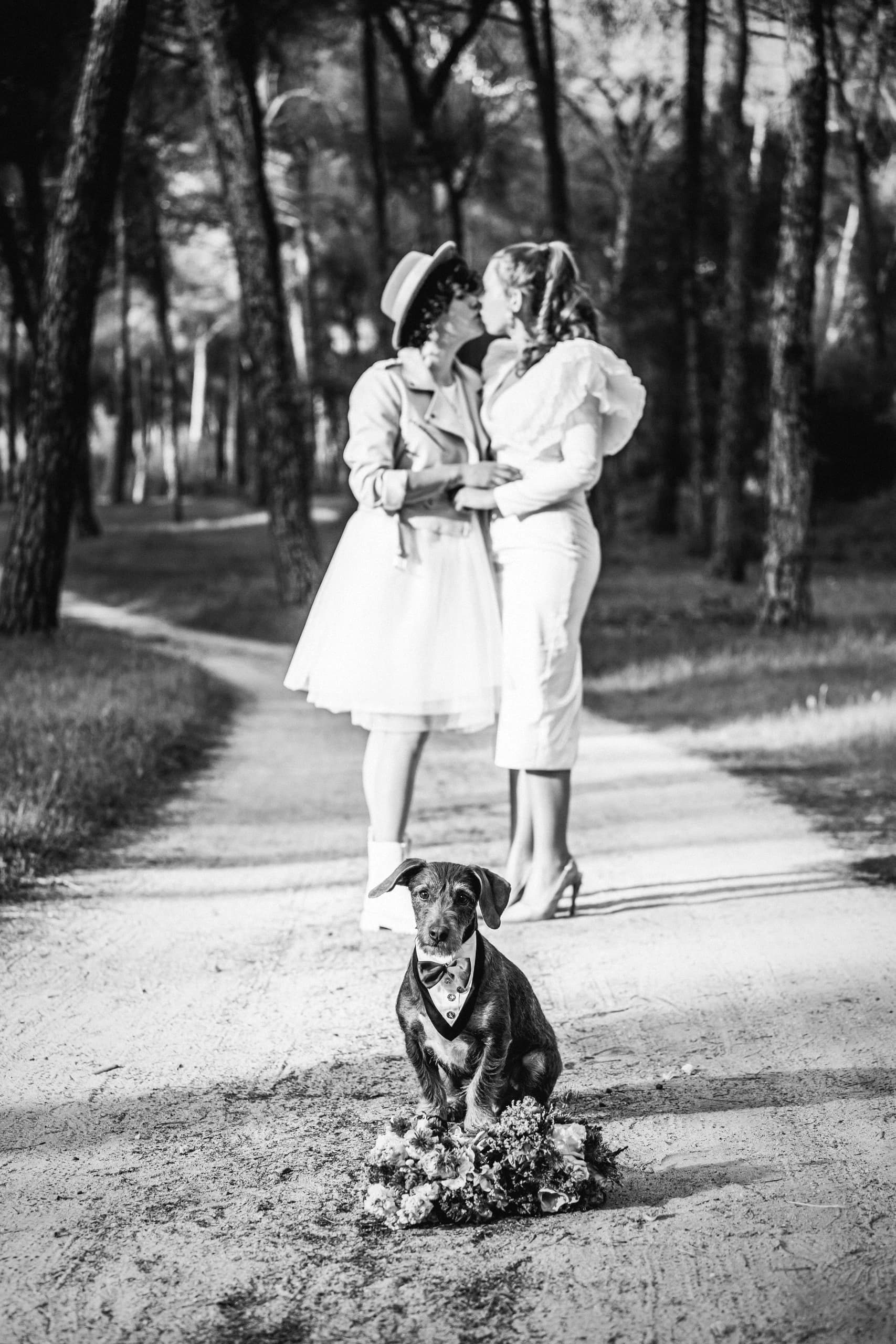 Las dos abrazadas en el sendero con el perro a sus pies, en blanco y negro