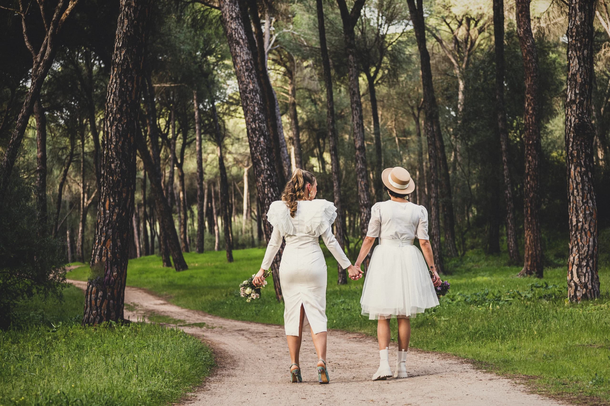 Las dos de espaldas alejándose por el camino del pinar
