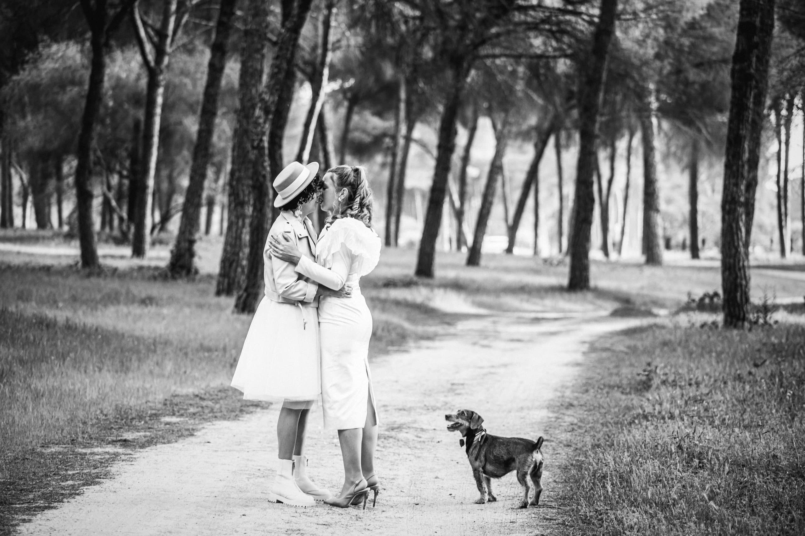 Abrazadas en mitad del camino, con el pinar entero alrededor, en blanco y negro