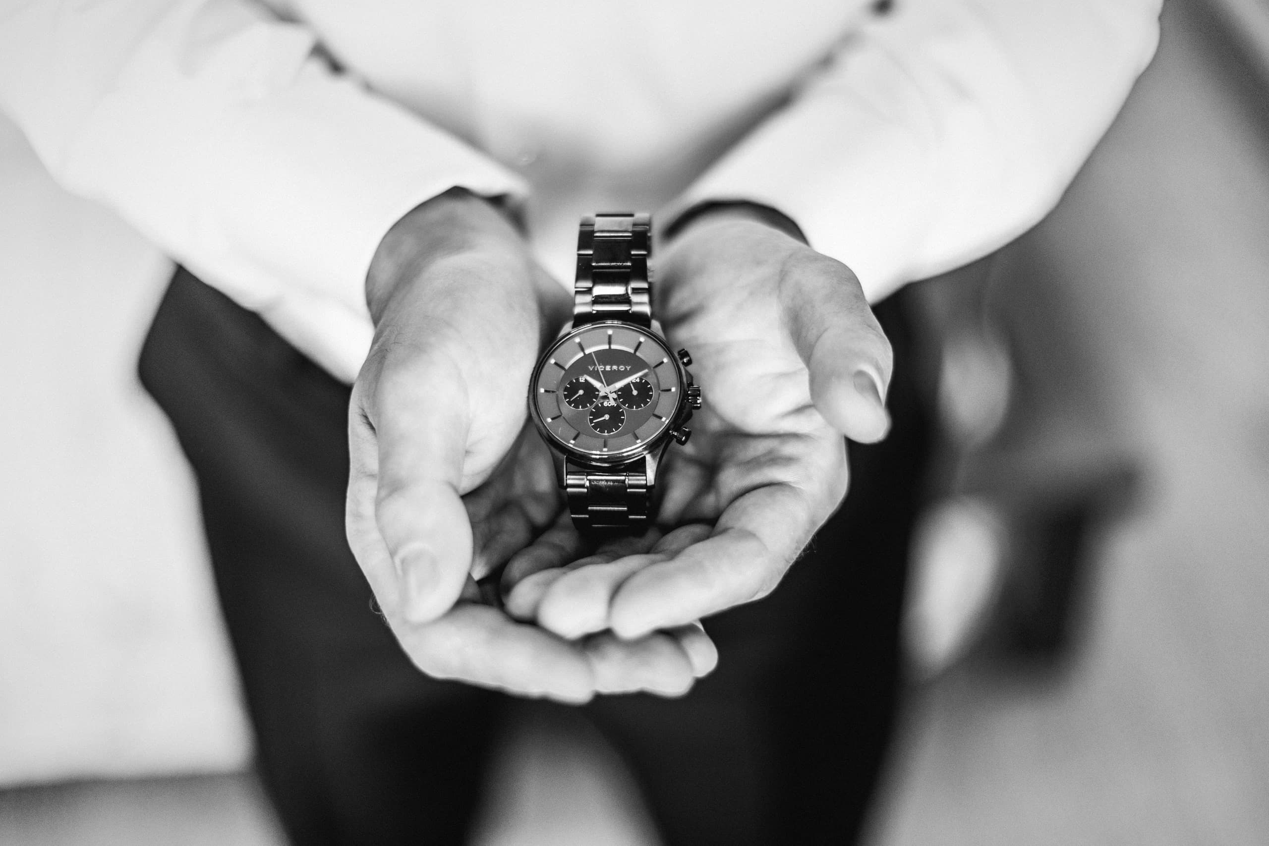 El reloj del novio en sus manos, en blanco y negro