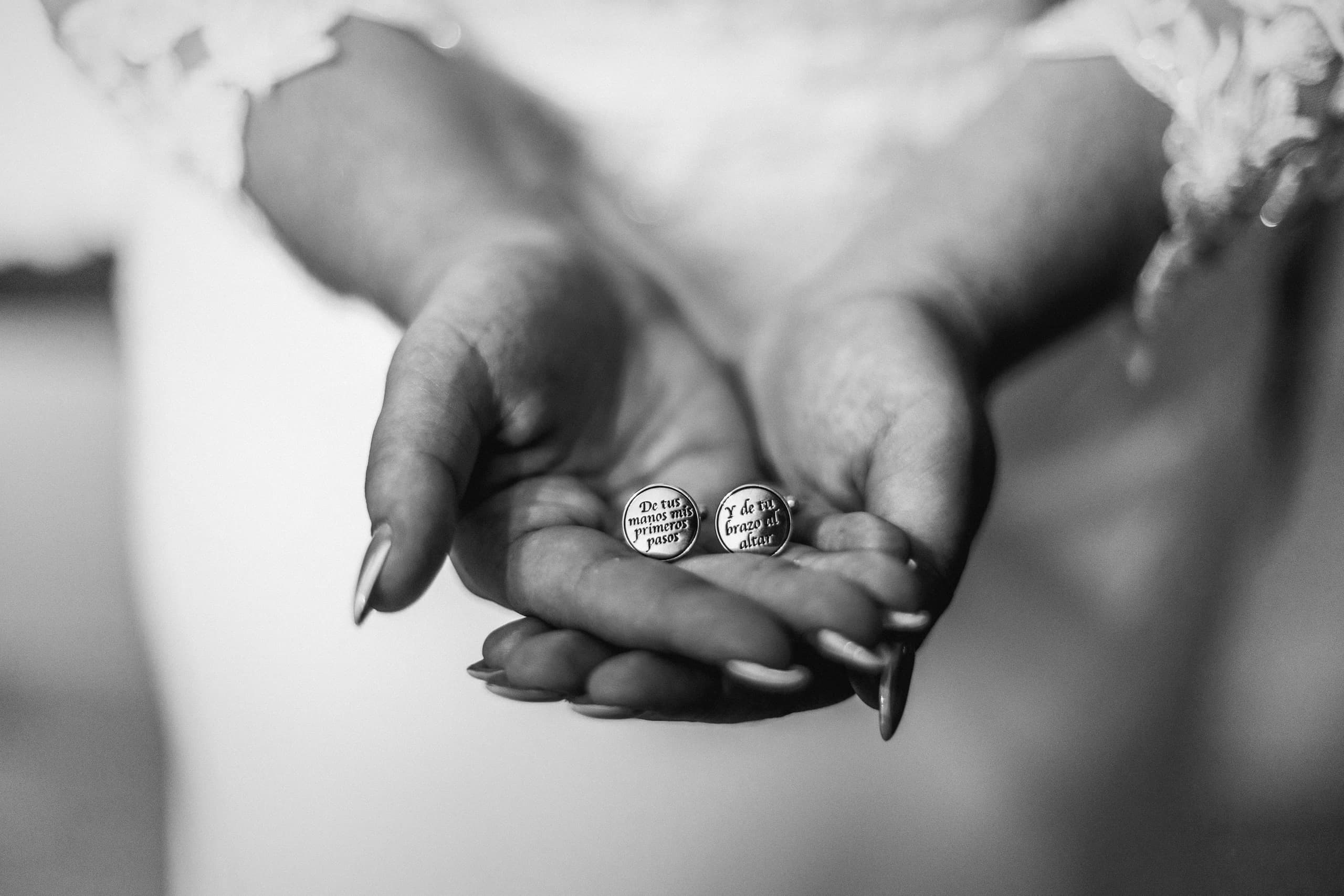 Los anillos en la mano, en blanco y negro