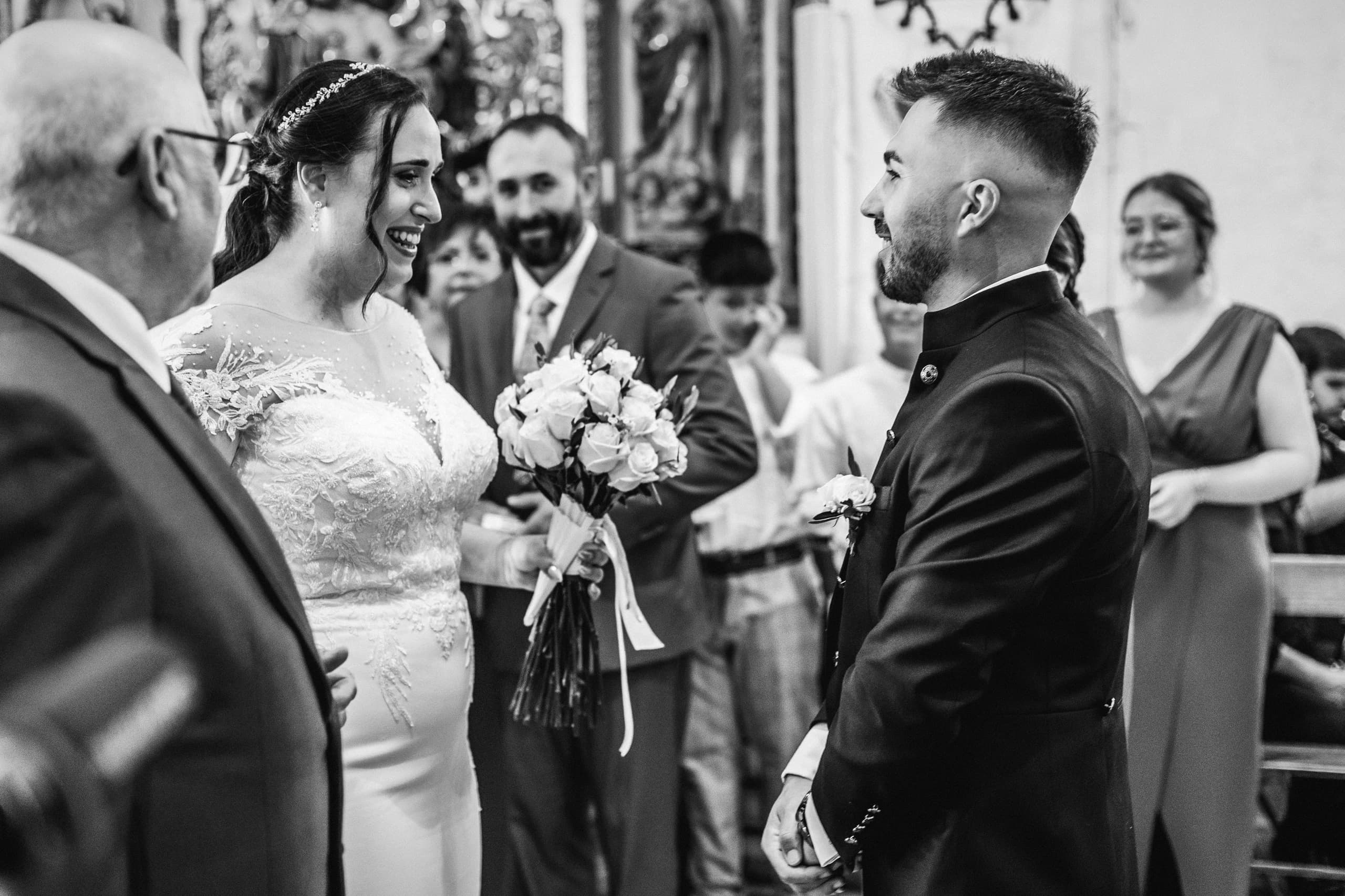 Los novios entre sus padres, en blanco y negro