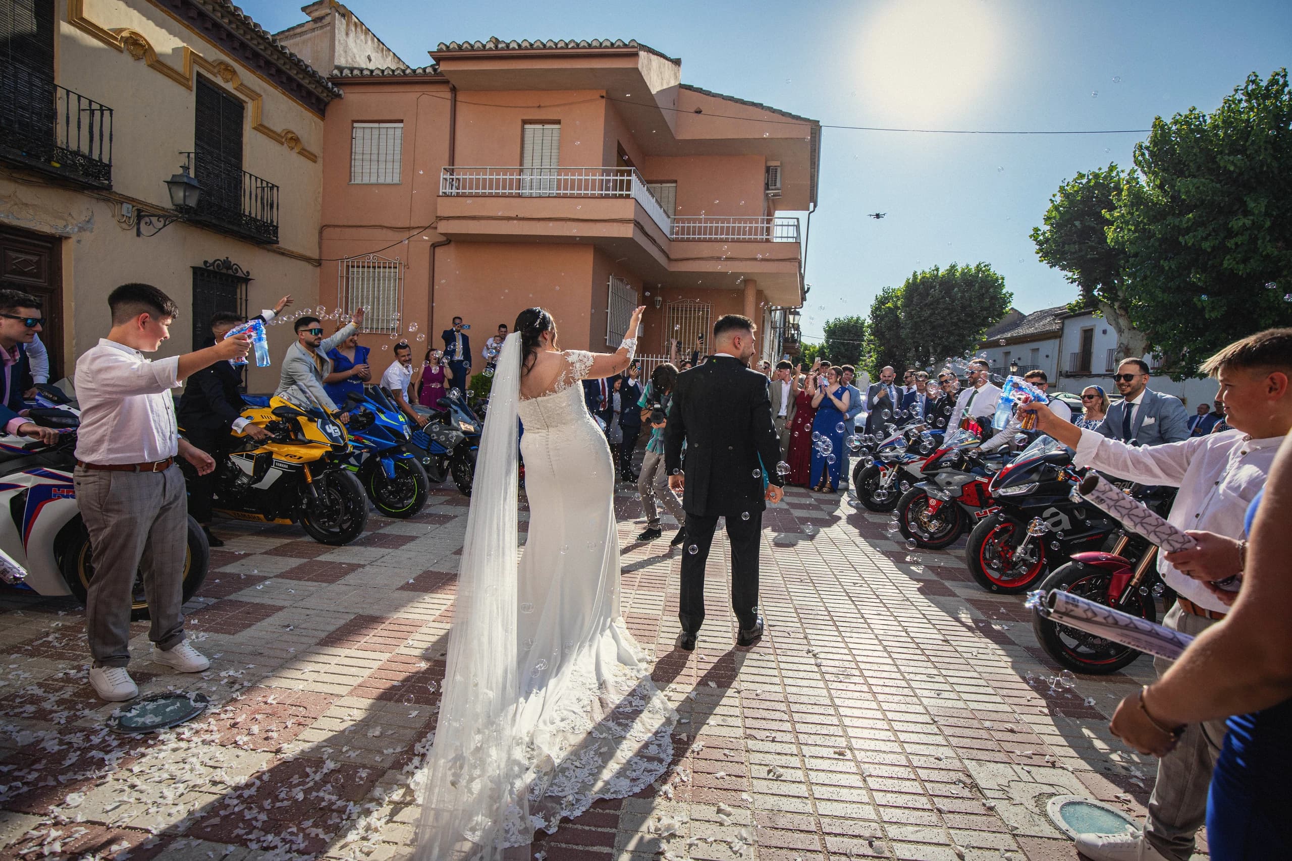 La novia con el velo al viento entre las motos