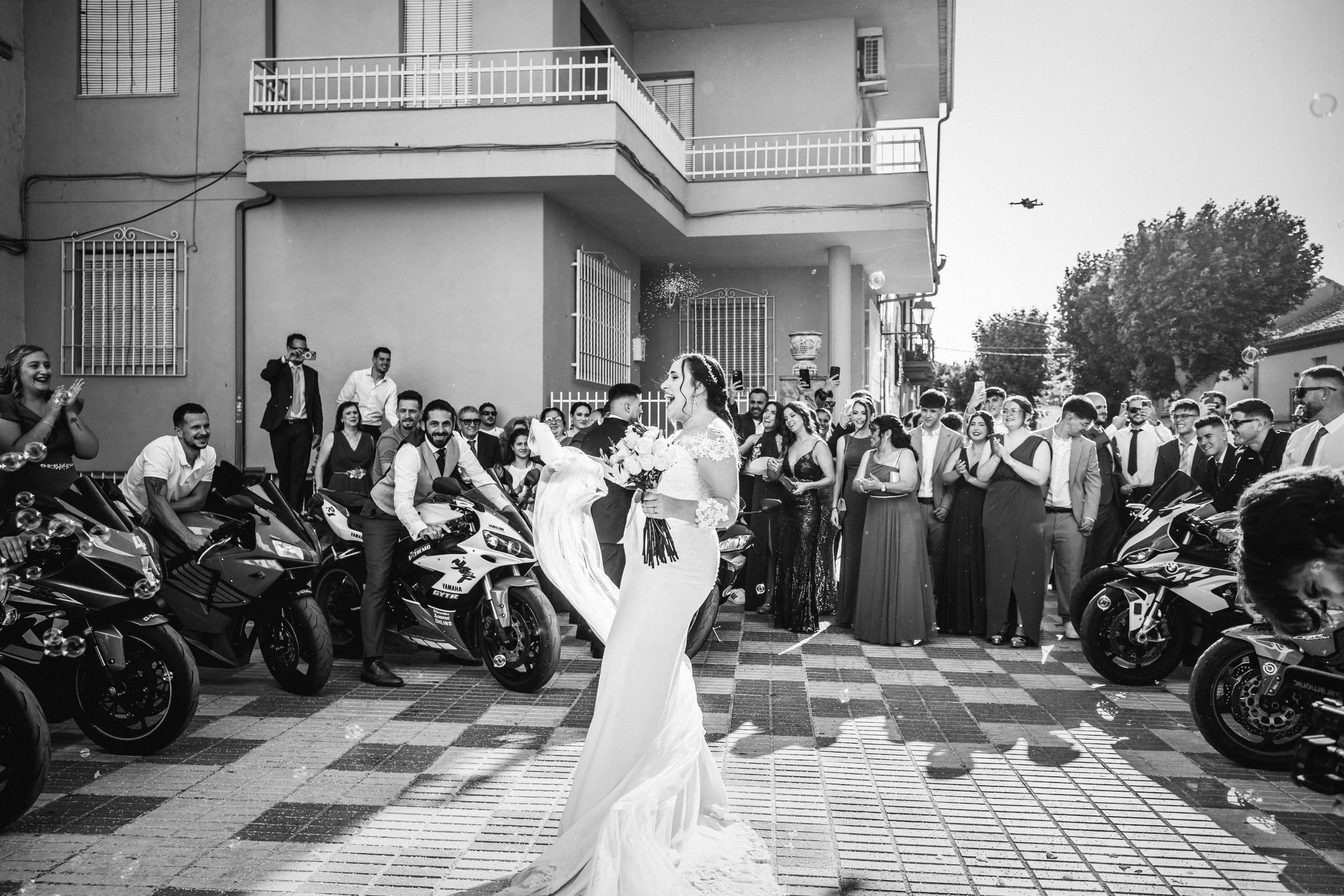 Los novios entre la fila de motos, en blanco y negro