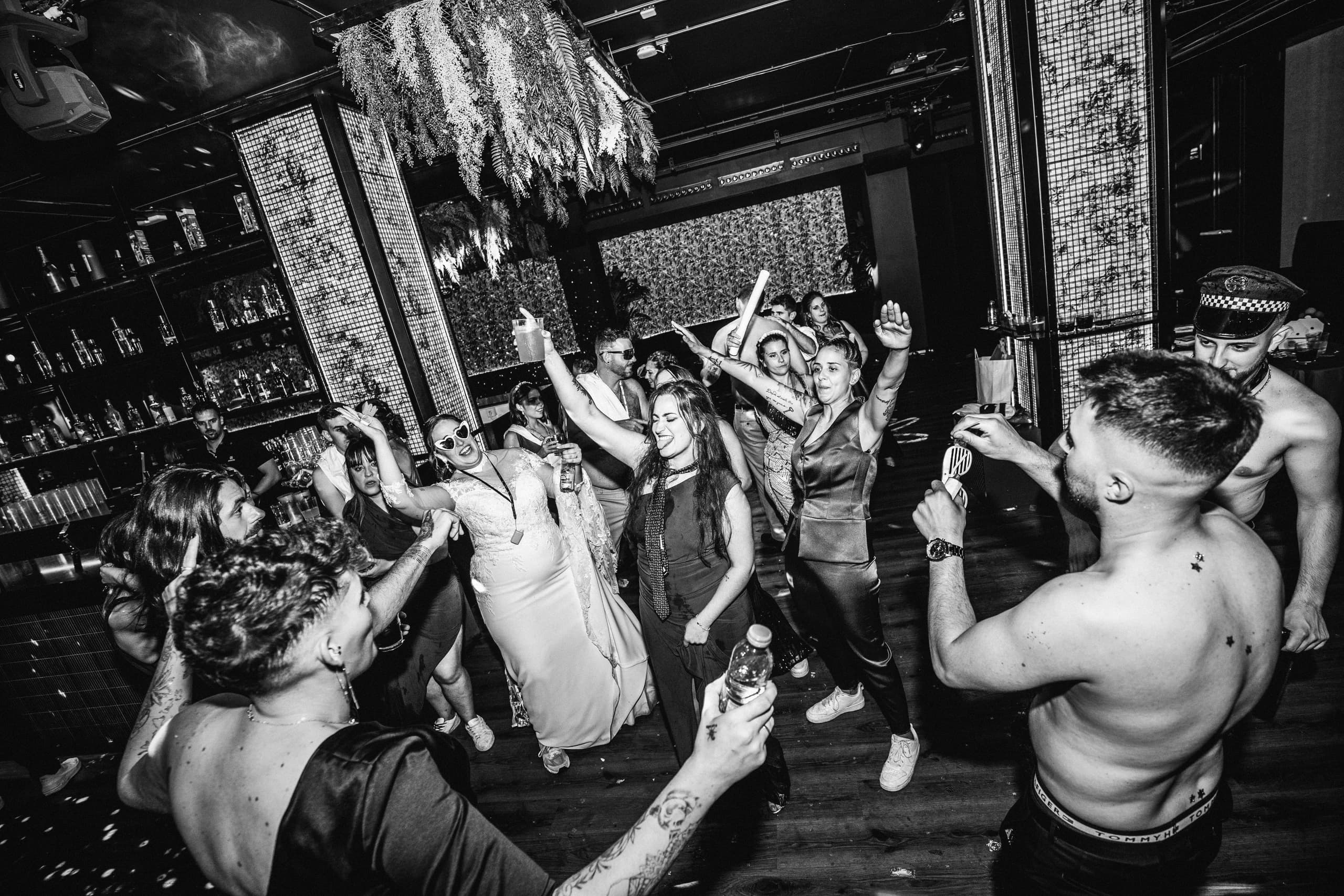 Los invitados bailando sin camisa, en blanco y negro