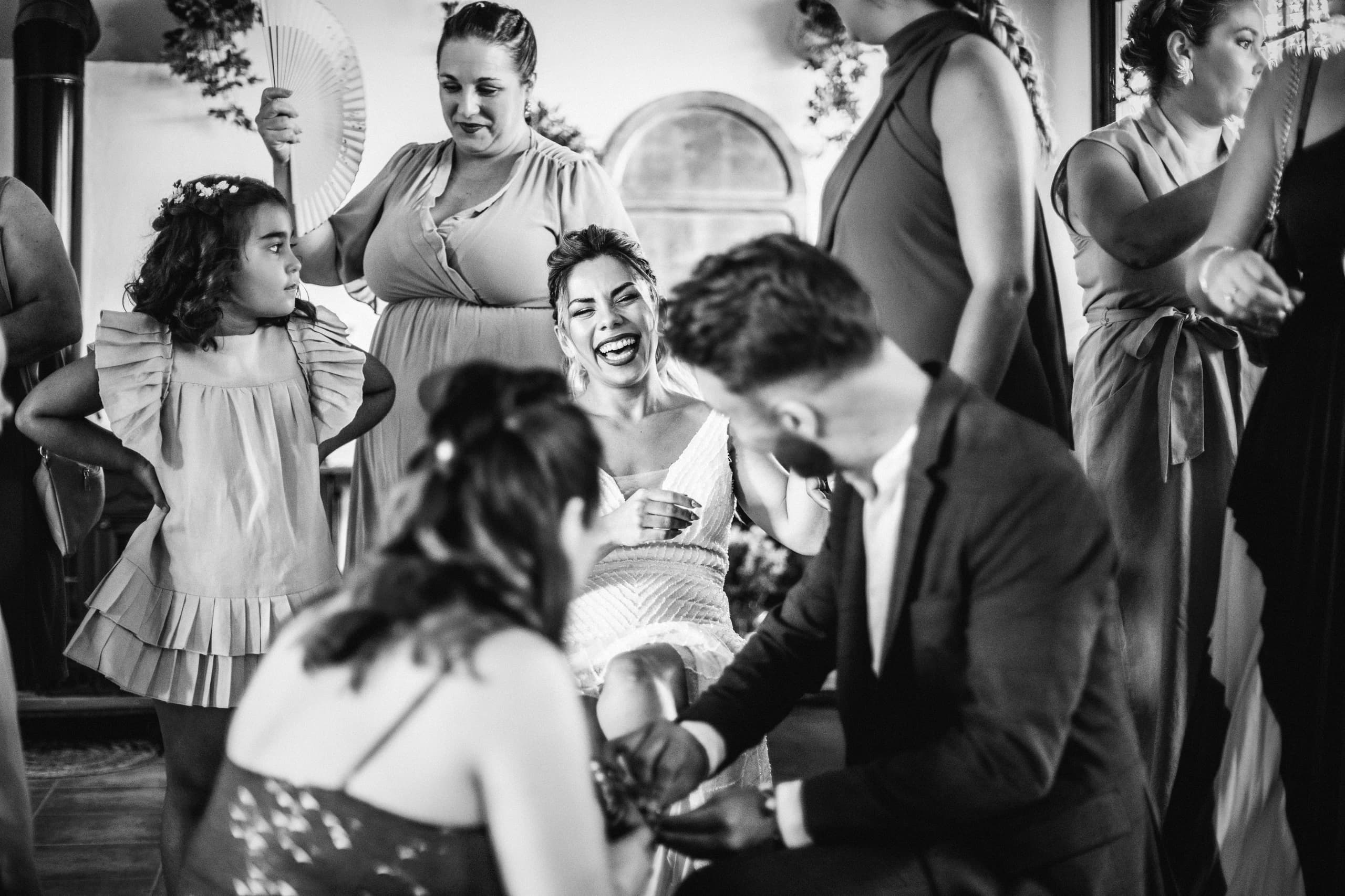 La familia ayudando a la novia, en blanco y negro