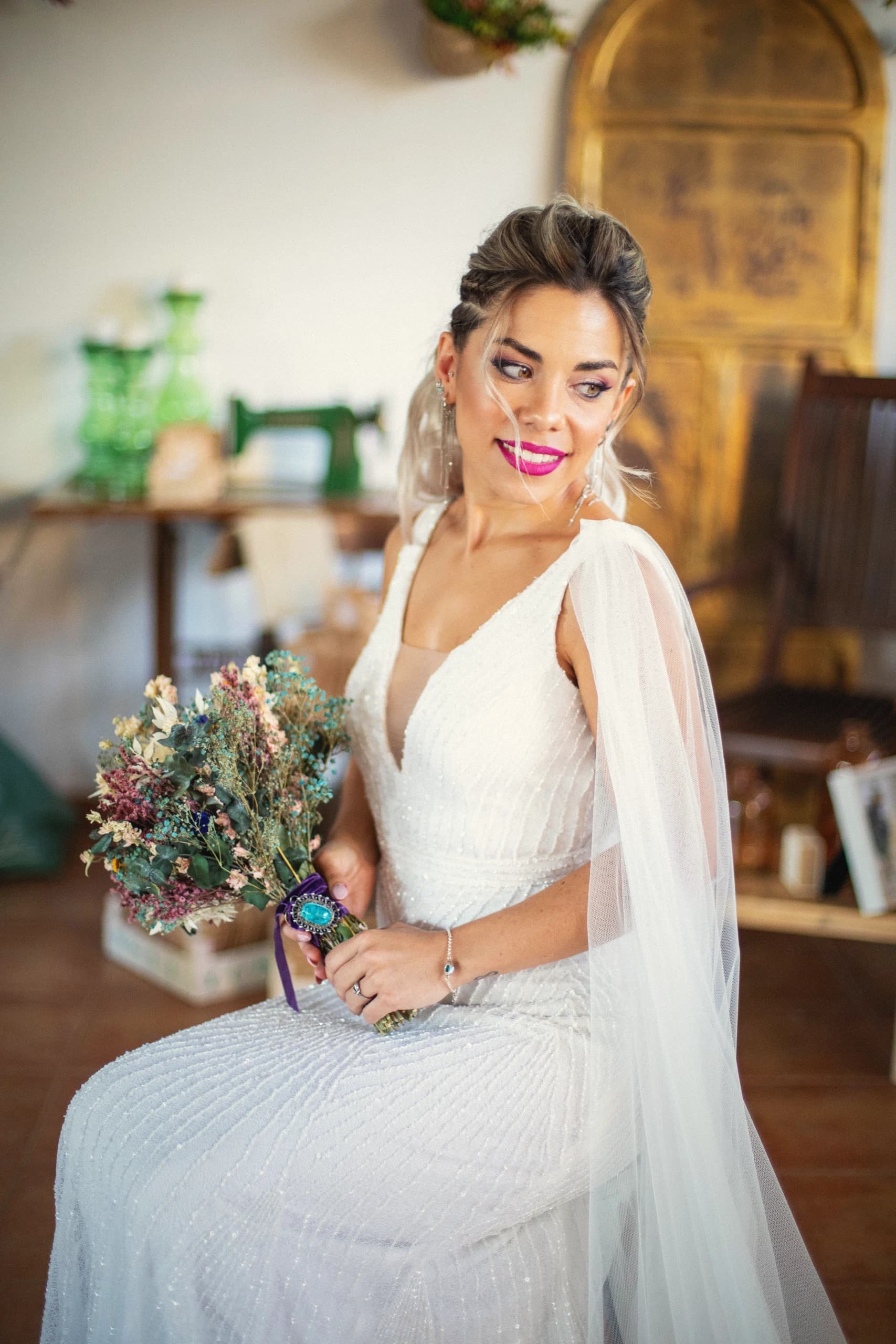 La novia con el ramo de flores secas