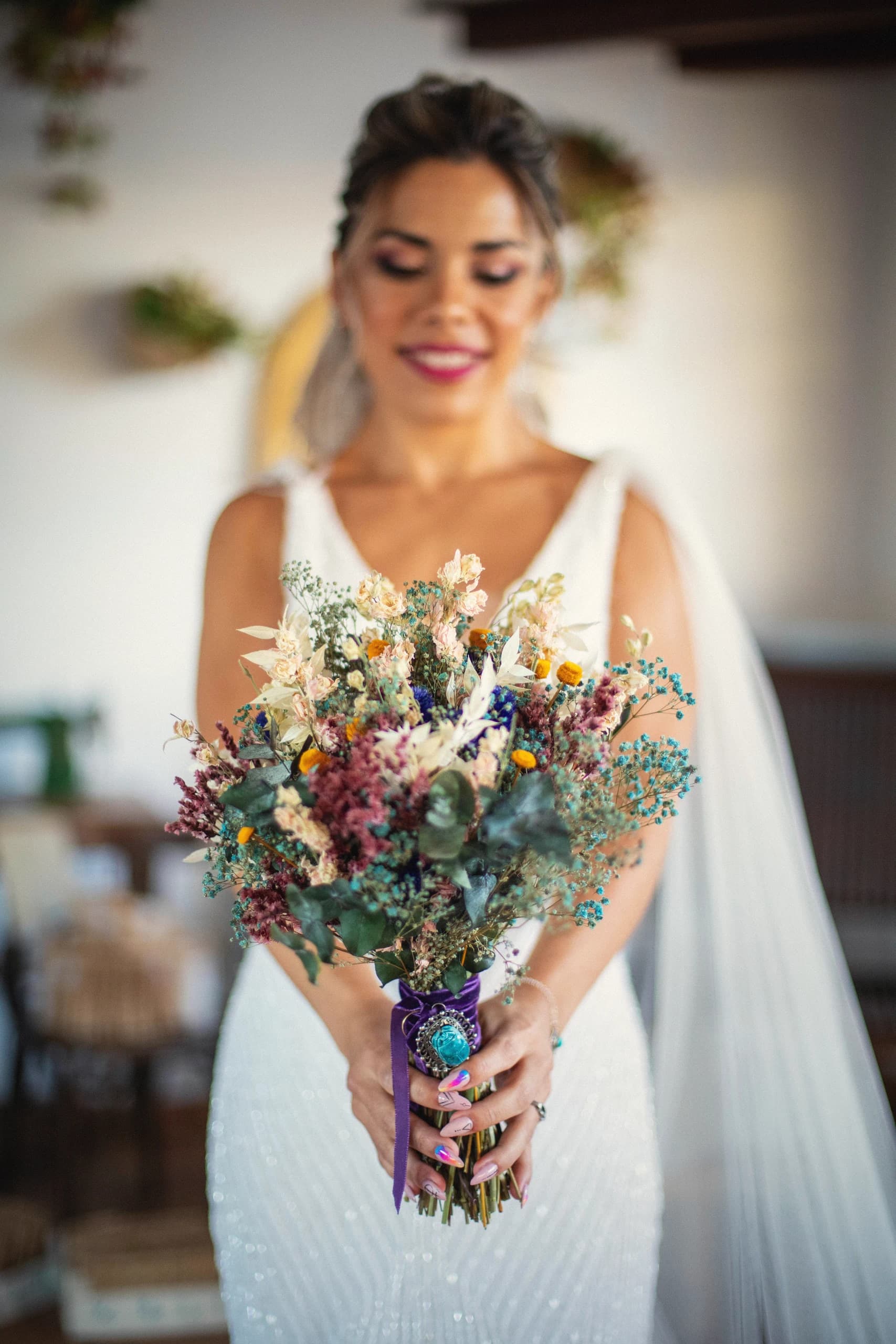 Retrato de la novia con el ramo, sonriendo