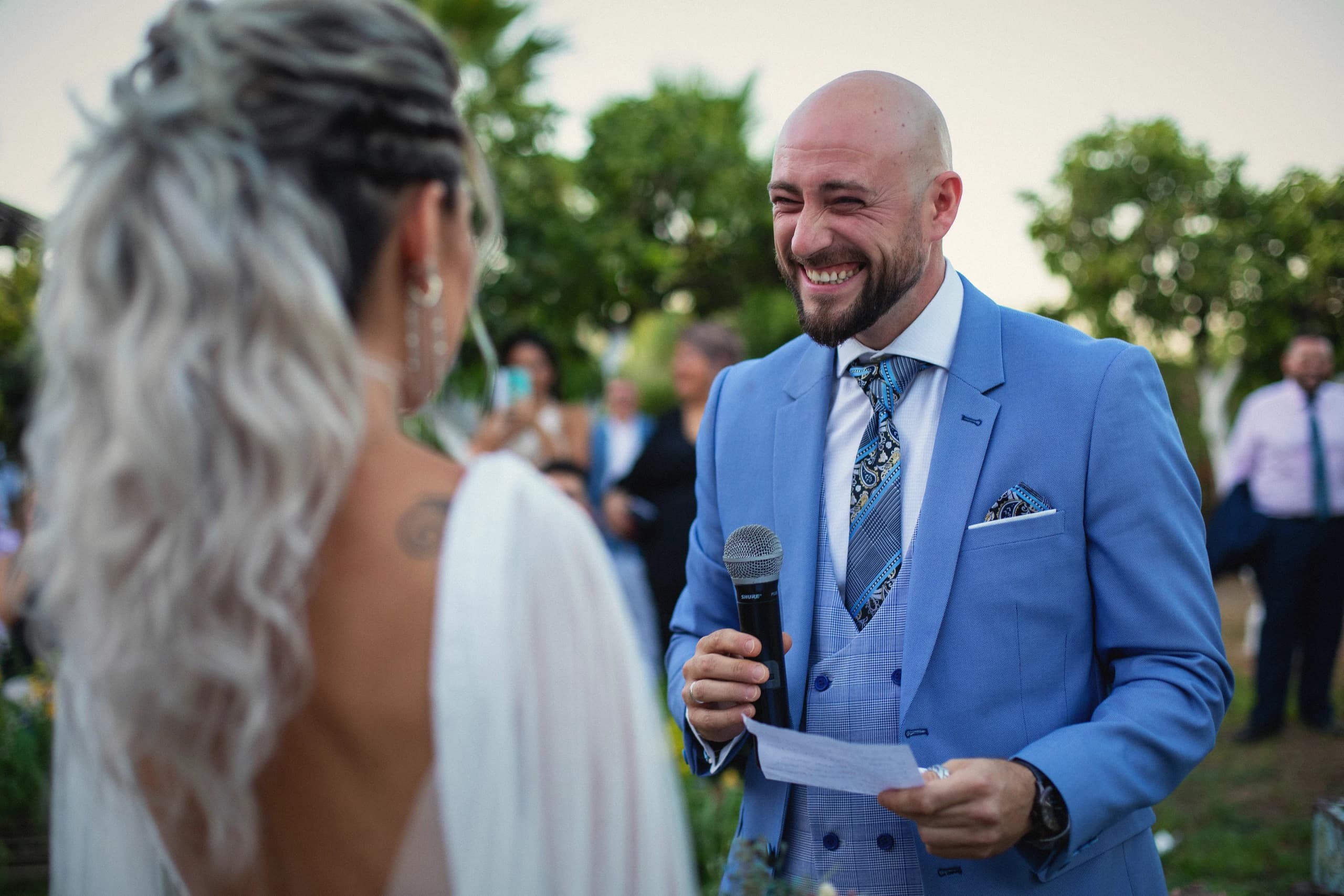 El novio leyendo sus votos entre risas