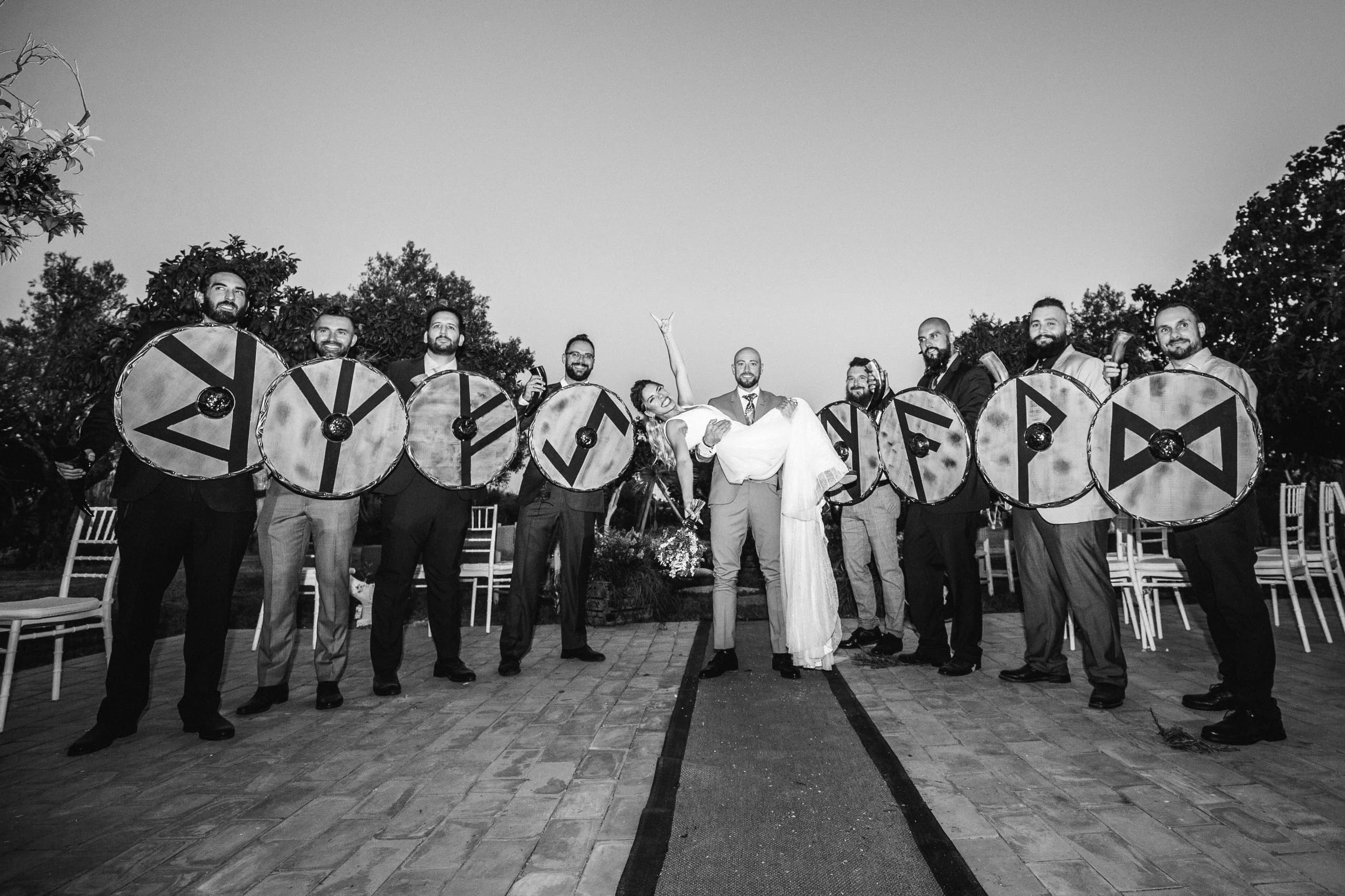 Los amigos con escudos vikingos, en blanco y negro