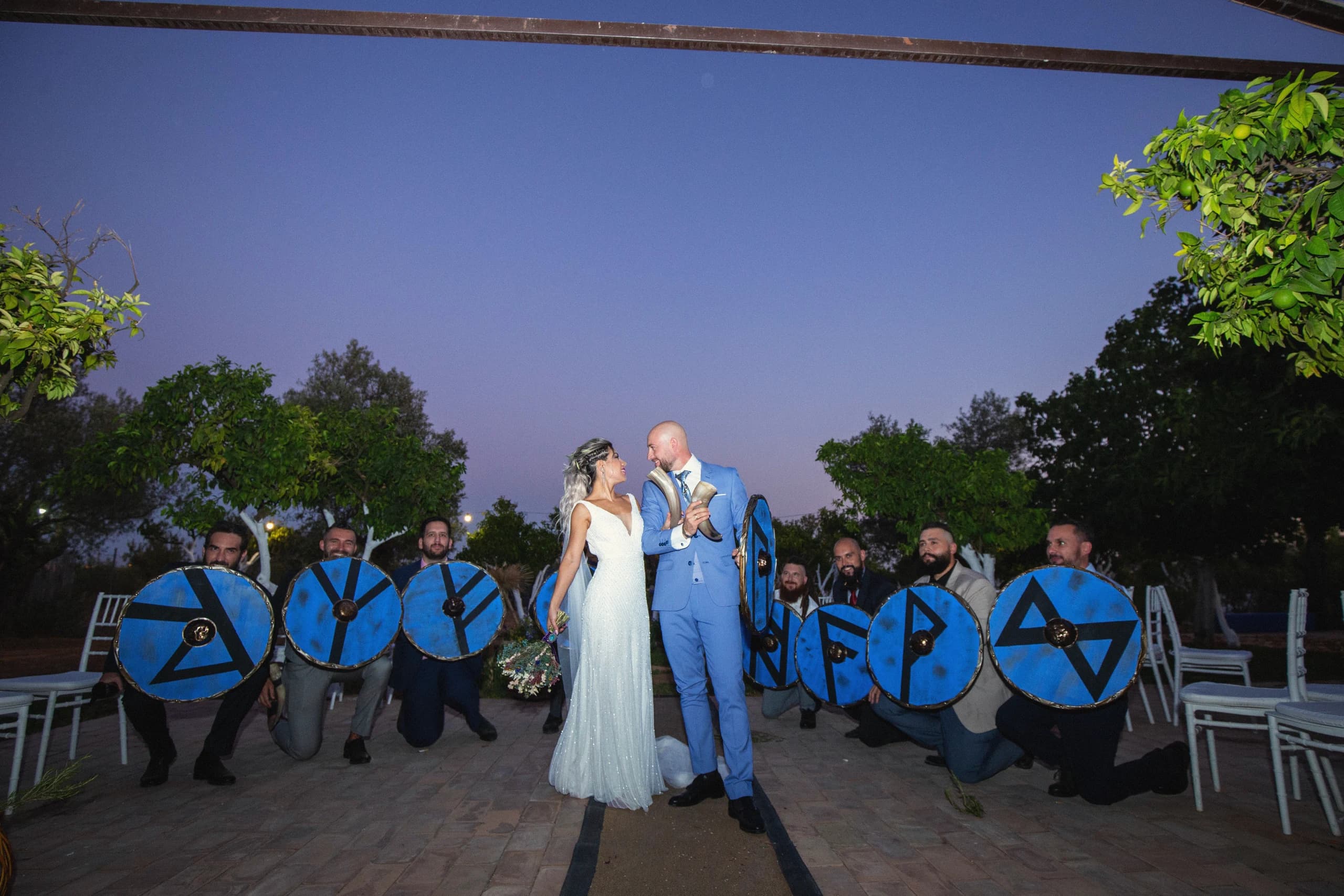 Los novios entre los escudos al atardecer