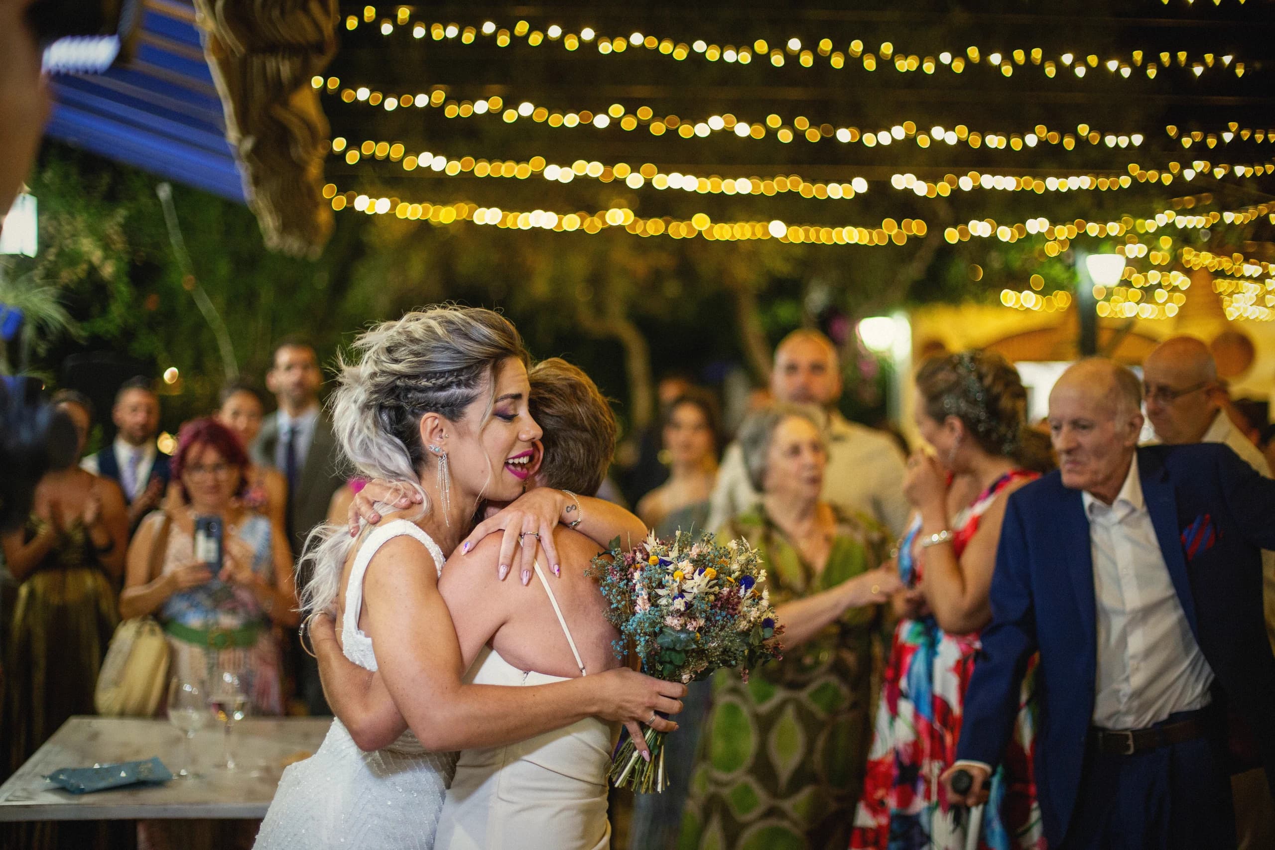 Abrazo con la abuela bajo las luces