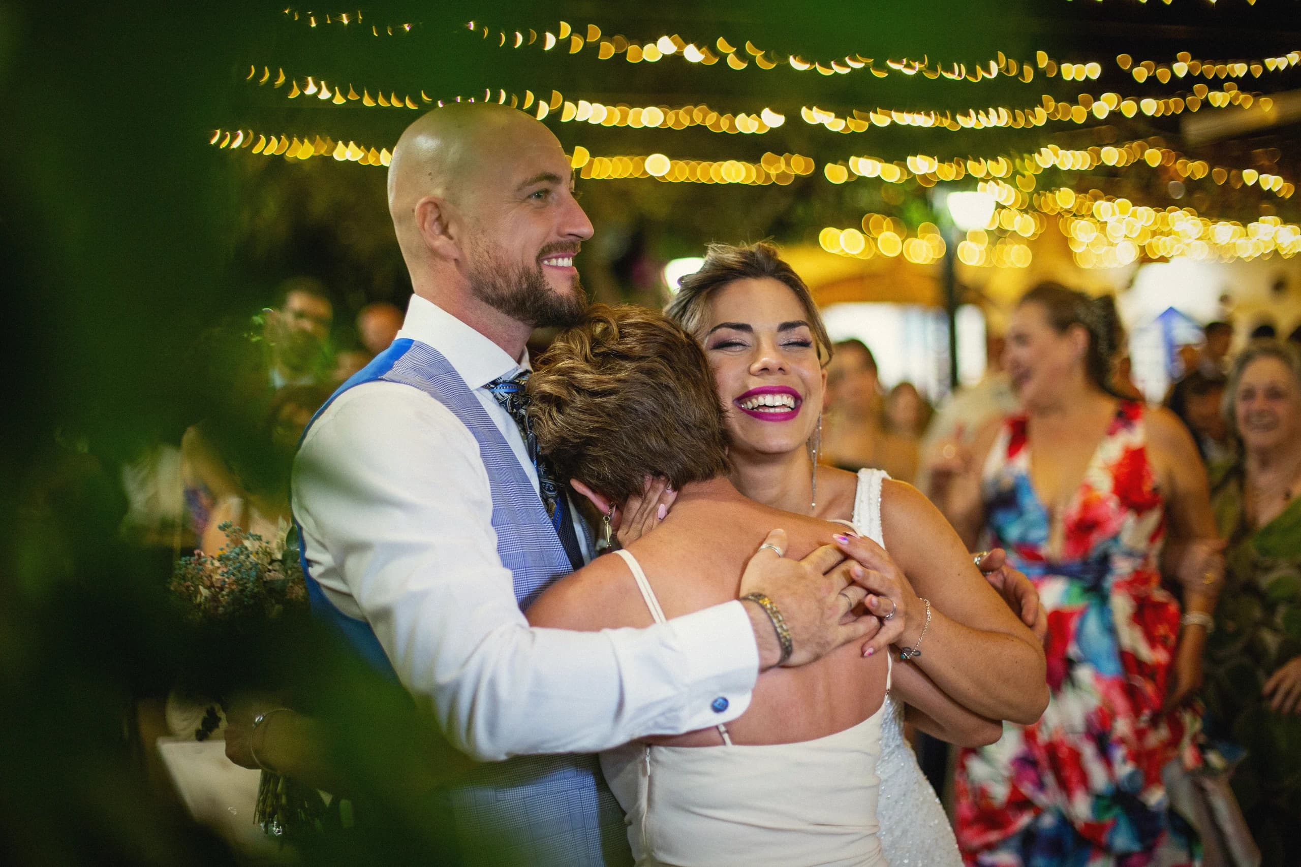 Los novios bailando entre los invitados