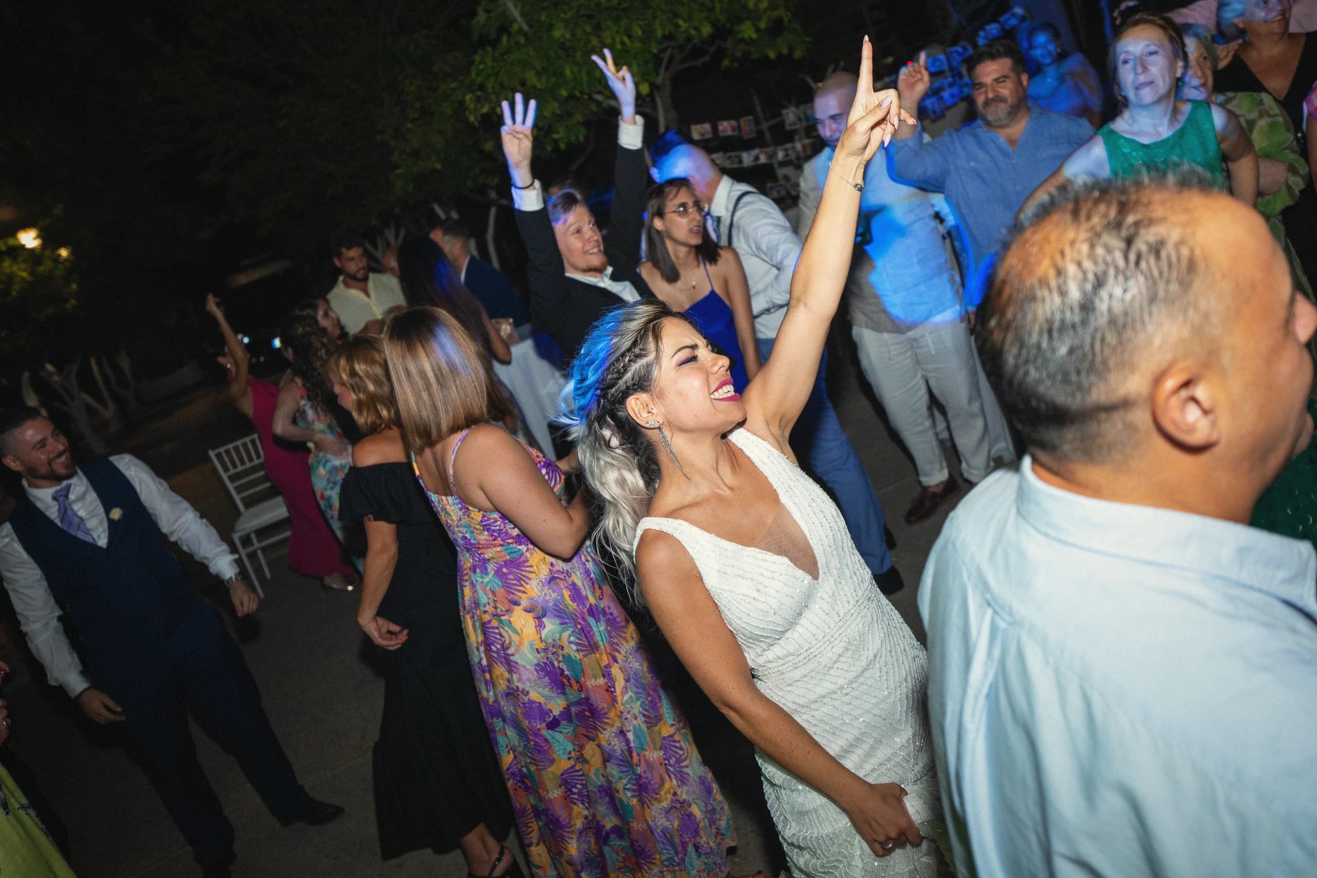 La novia bailando con los brazos en alto