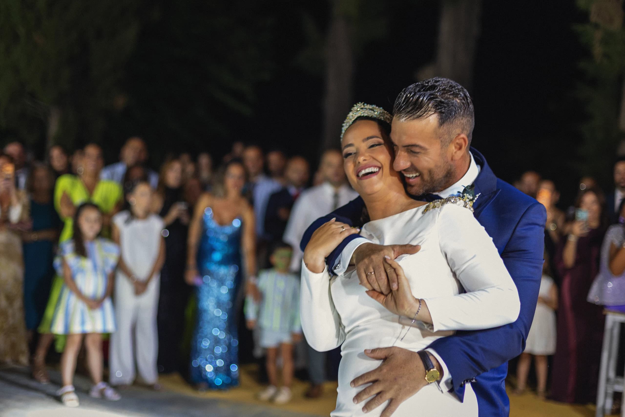 El novio levantando en volandas a la novia entre los invitados