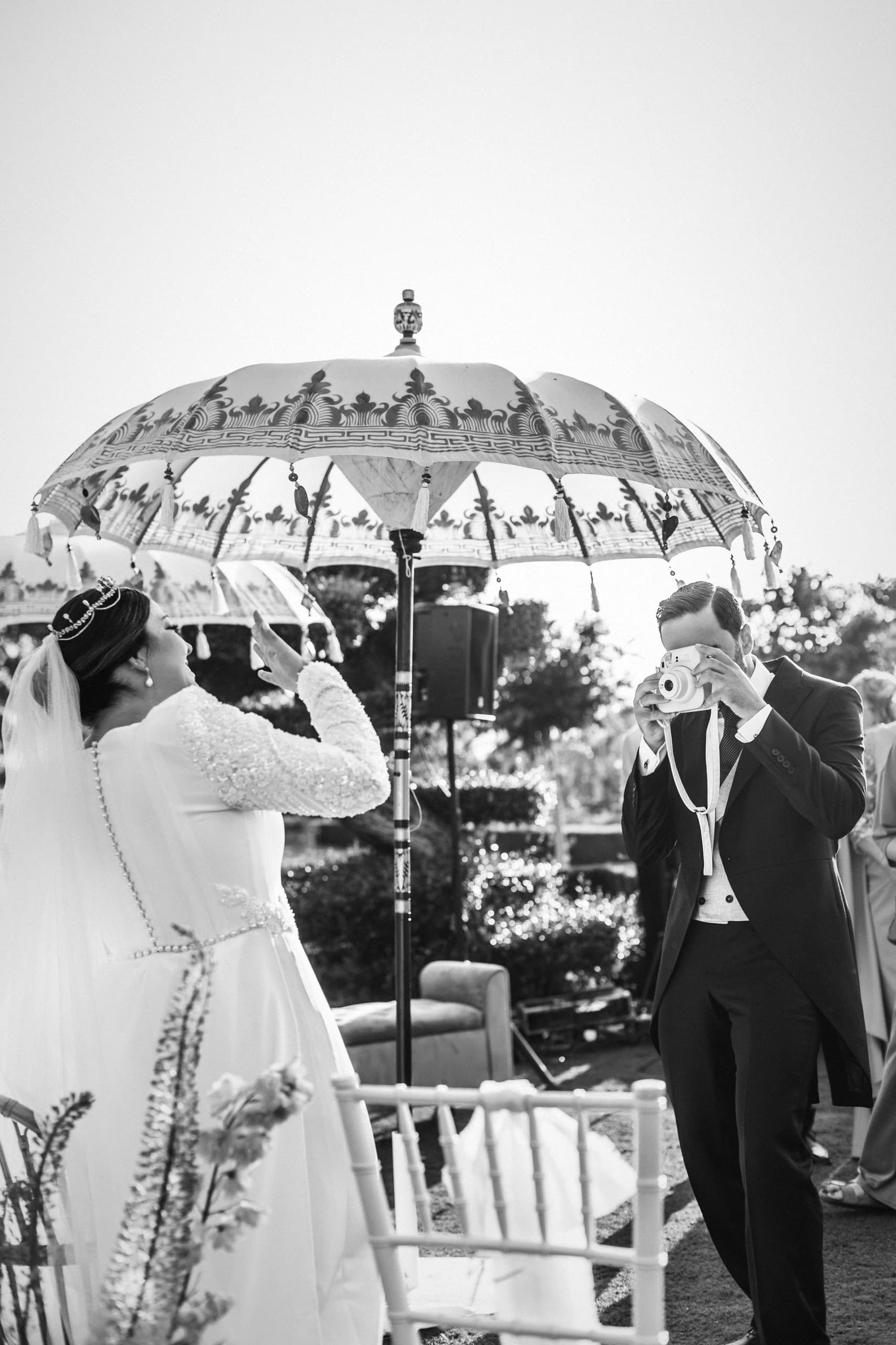 Los novios bajo la cúpula del cenador, en blanco y negro