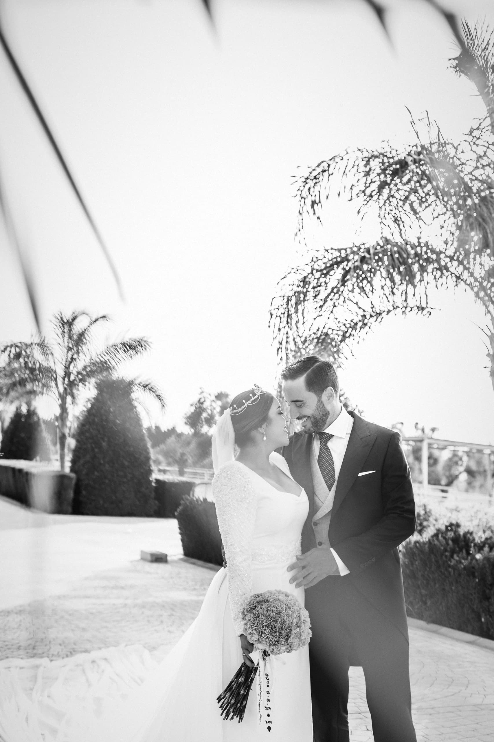 El beso entre las palmeras, en blanco y negro