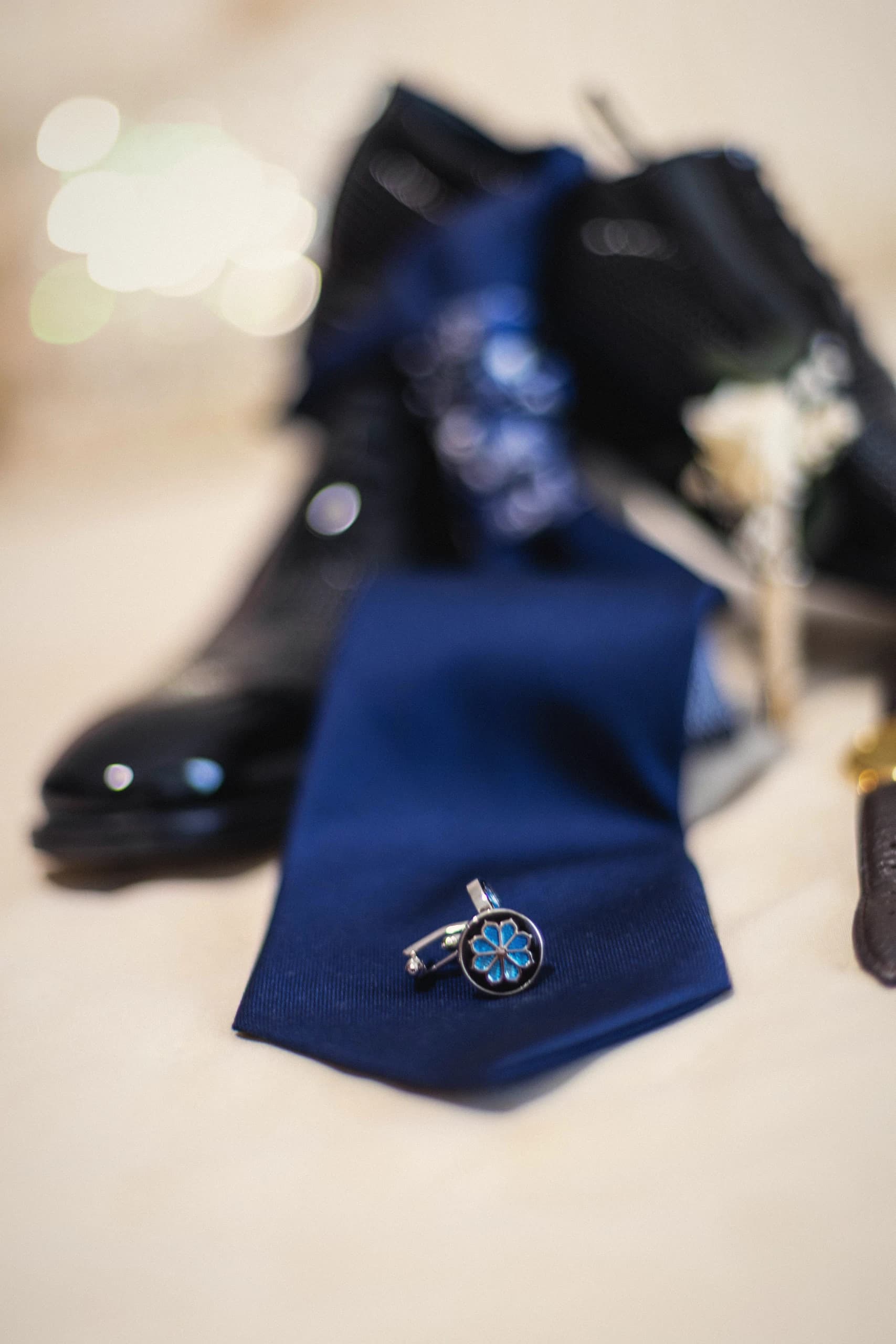 Detalle de la corbata y los gemelos del novio
