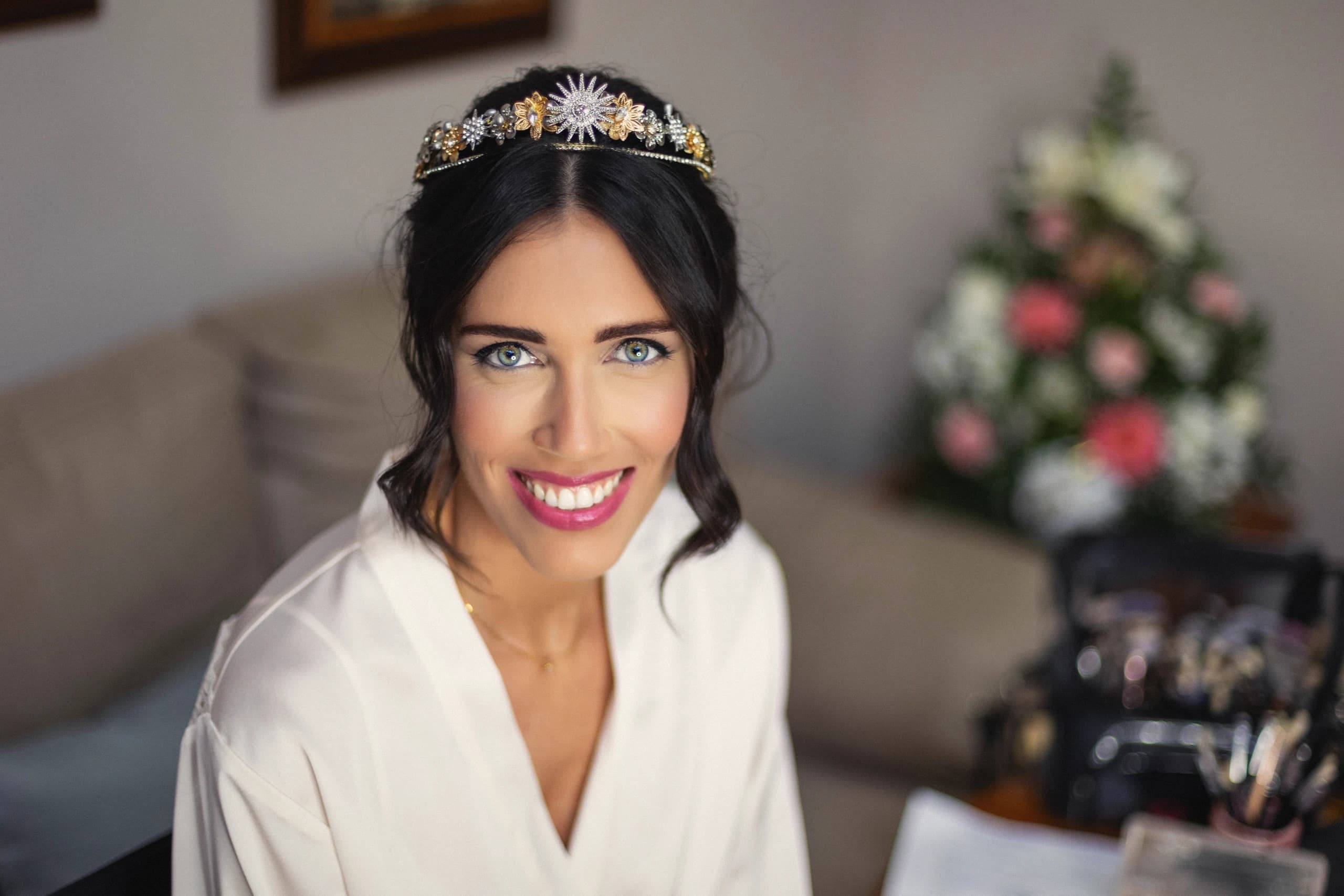 La novia con la corona de flores doradas, sonriendo