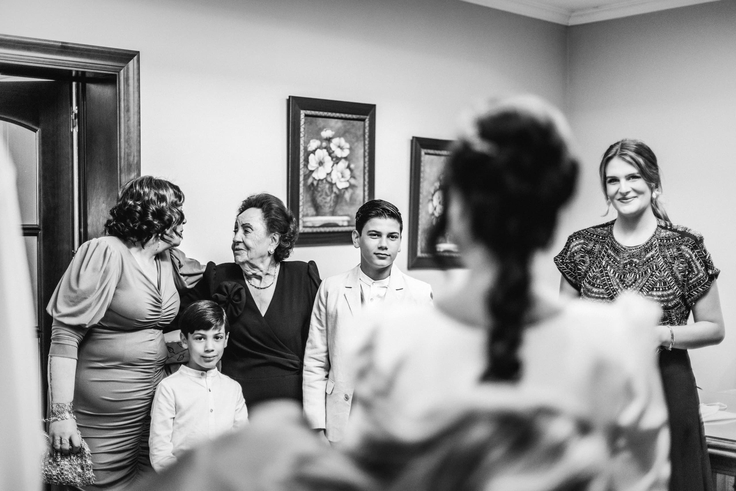 La familia esperando a la novia en la puerta, en blanco y negro
