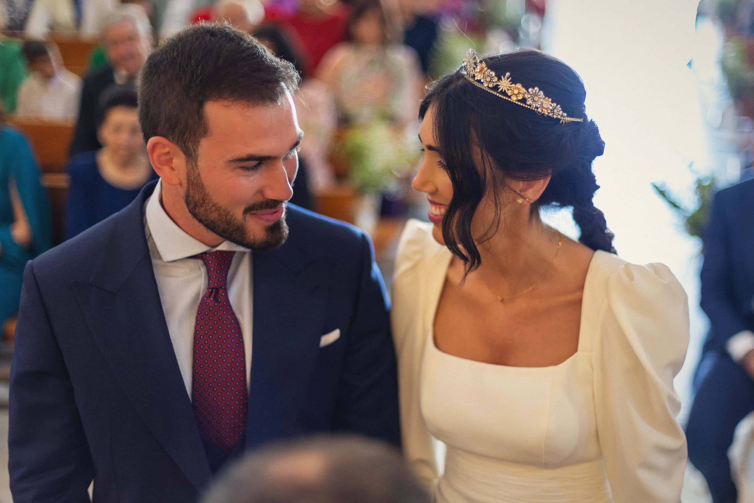 Los novios frente a frente en el altar