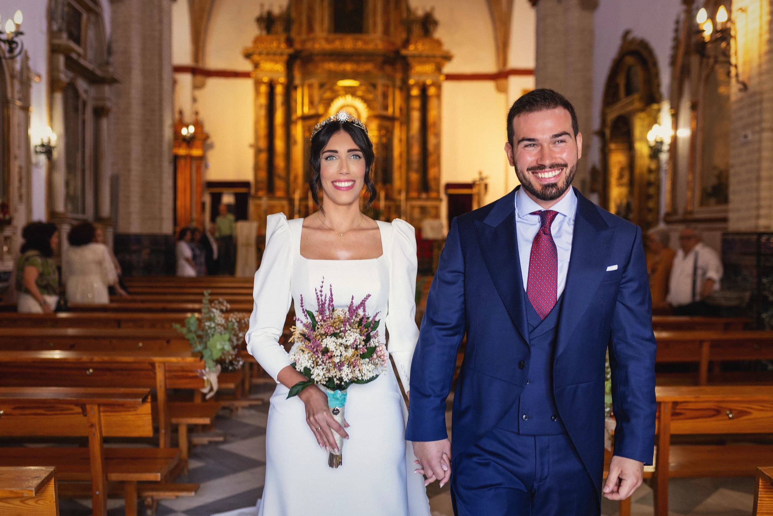 Los novios saliendo por el pasillo, recién casados
