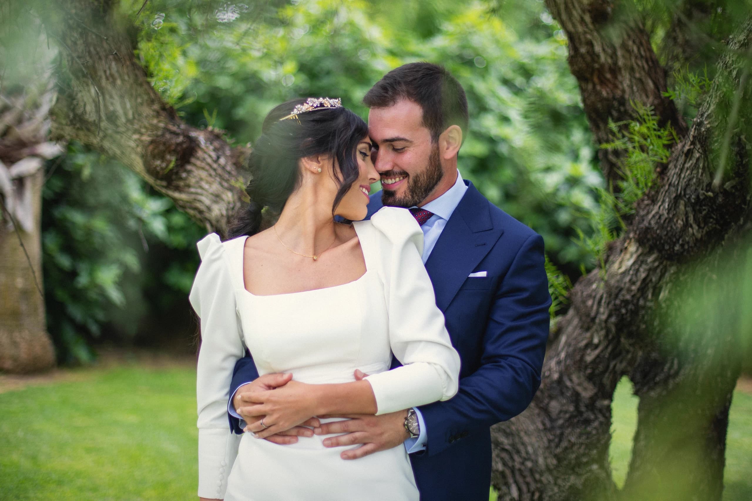 Los novios frente a frente bajo el árbol
