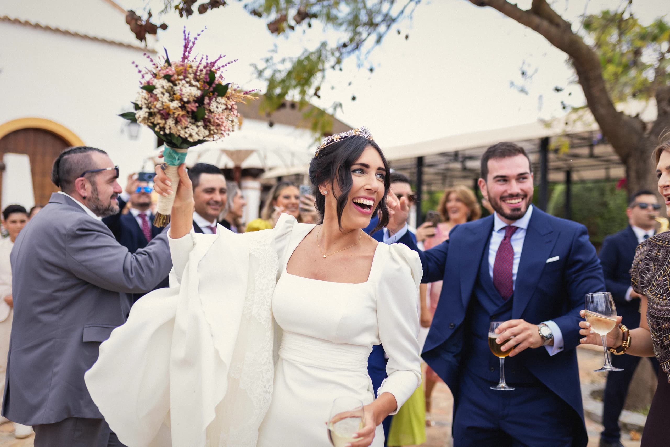 Los novios entrando en la celebración entre aplausos