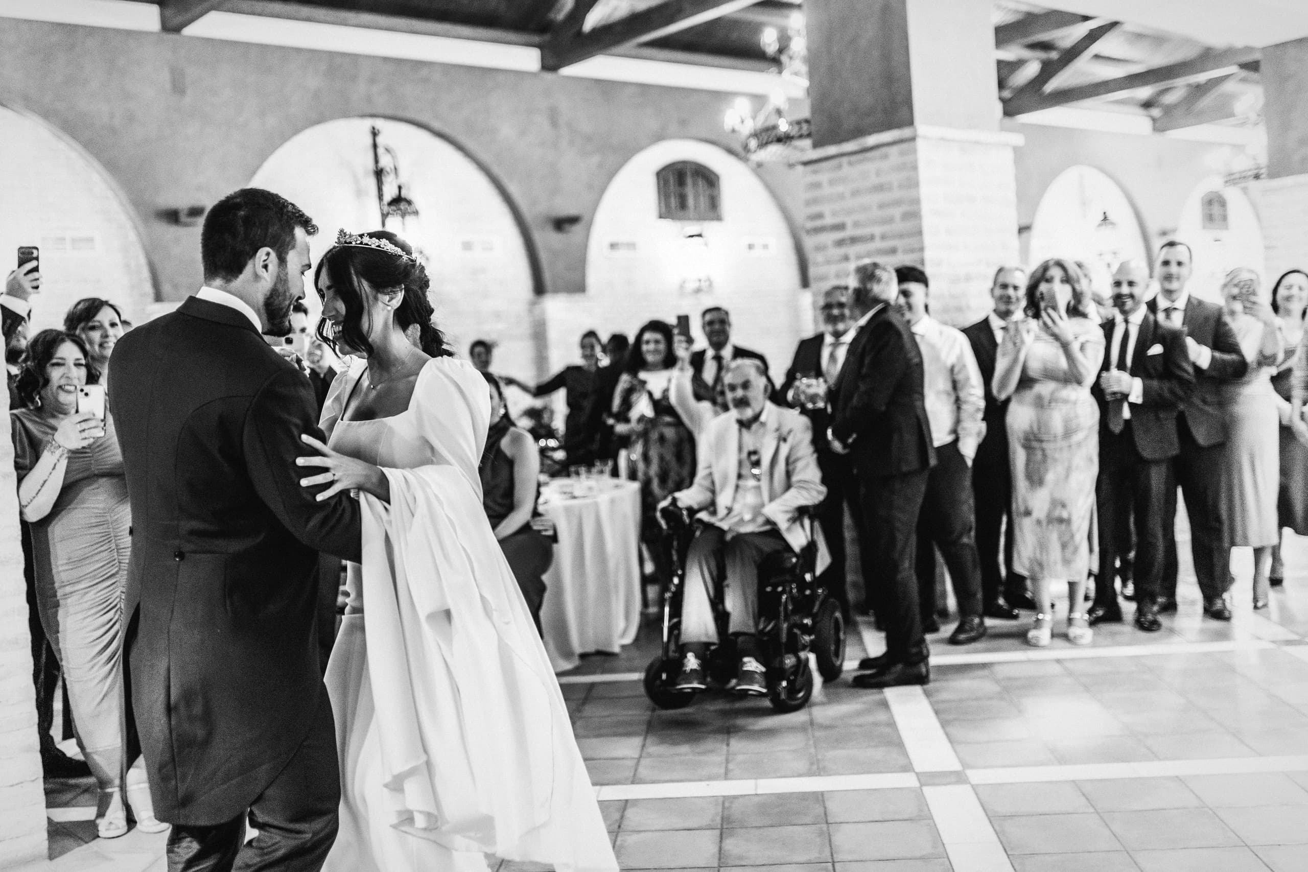 Primer baile en el patio de la hacienda, en blanco y negro