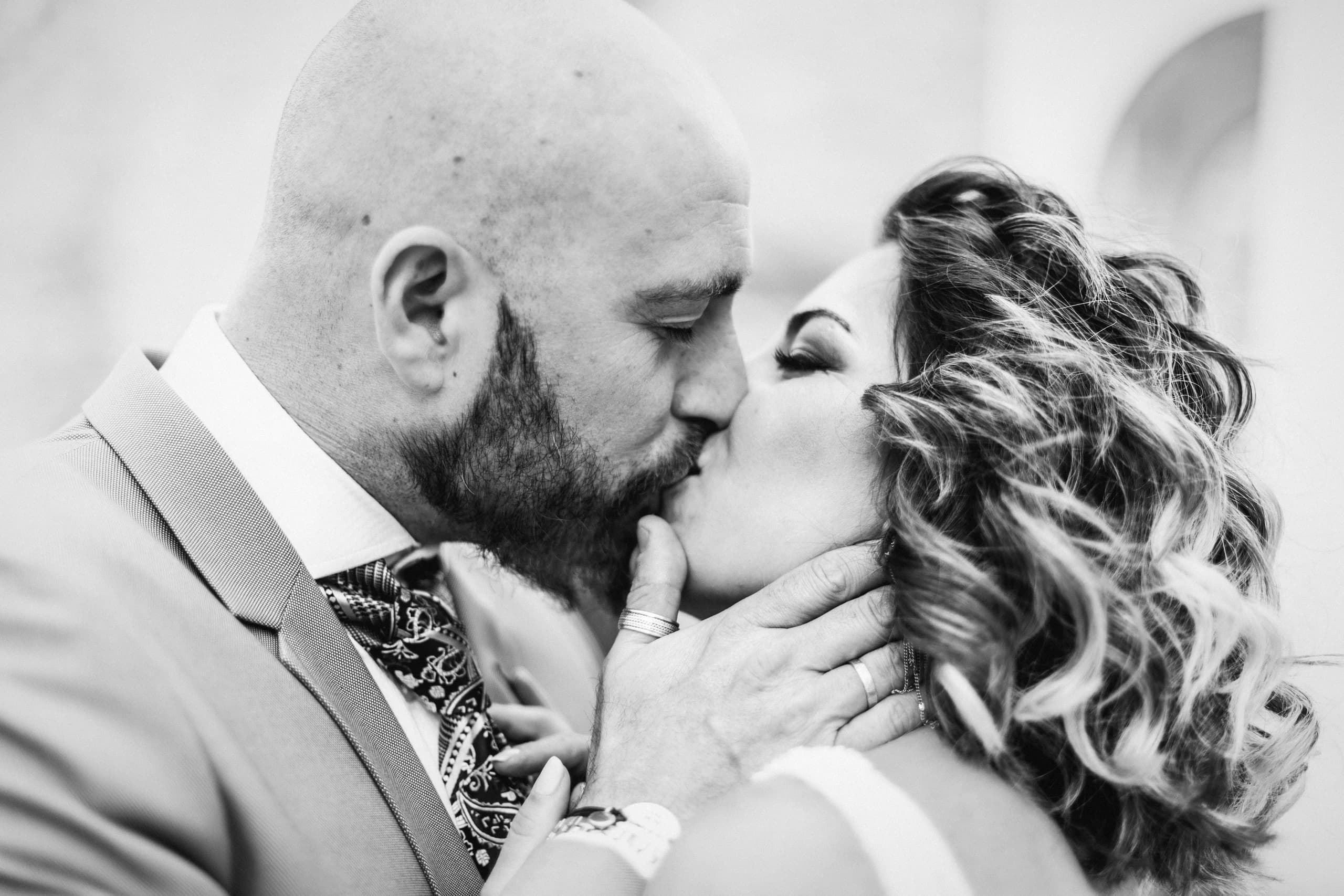 Beso en primer plano, en blanco y negro