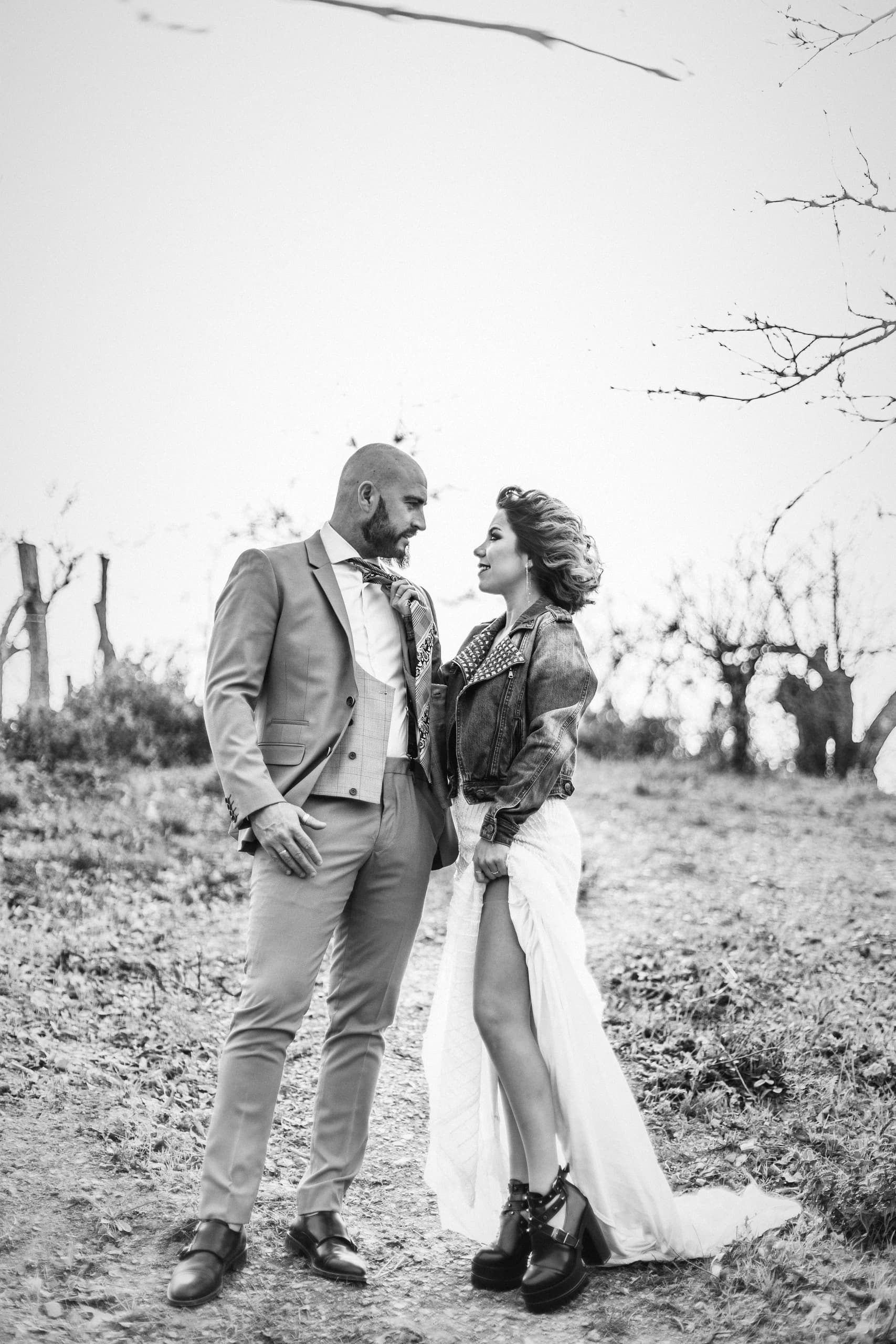 Los dos en el campo, entre los árboles todavía sin hojas, en blanco y negro